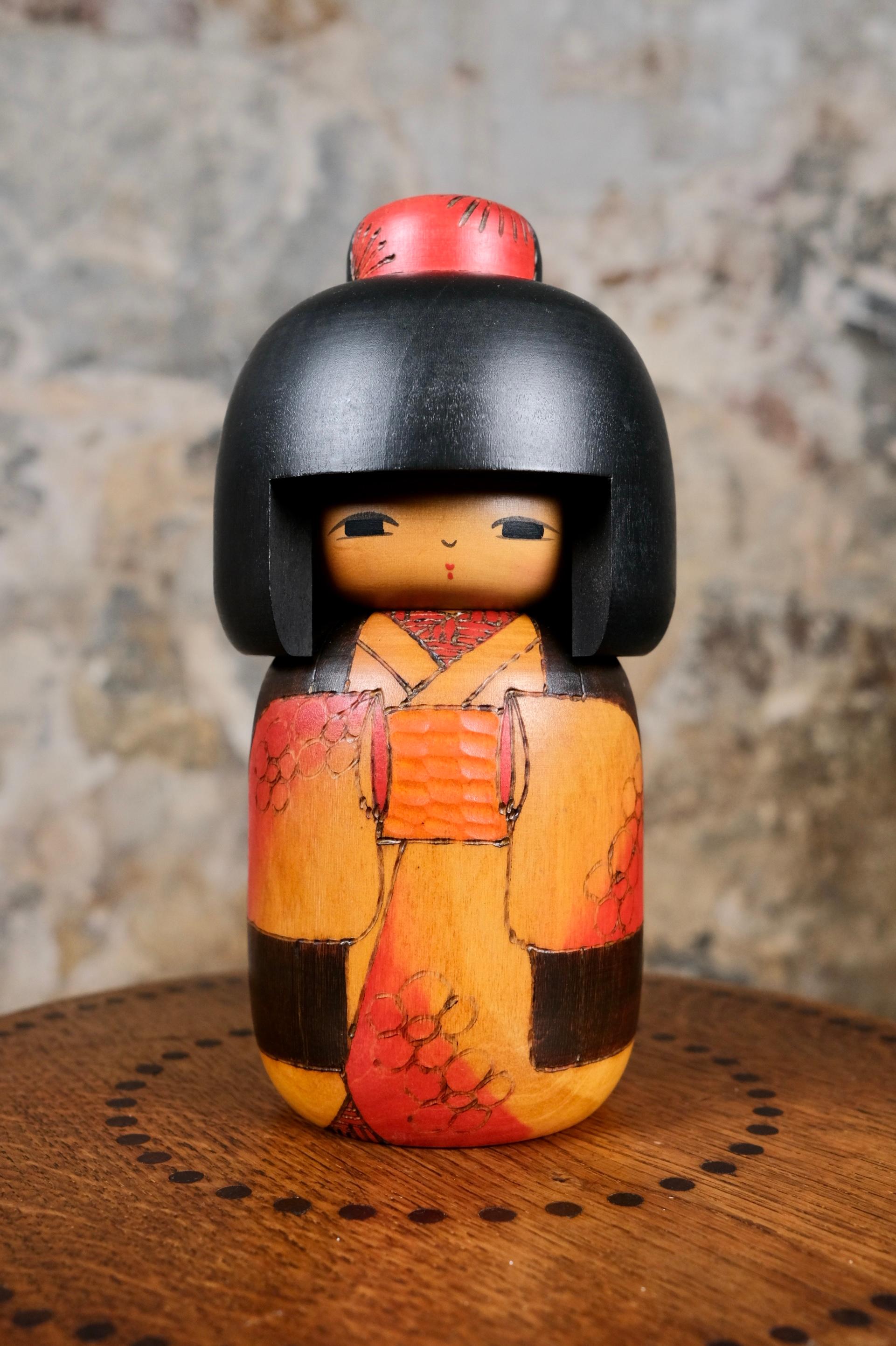 Kokeshi Spring Day realizzata negli anni '80 da Fumio Tomidokoro.
Una graziosa kokeshi con decorazioni colorate, un bel dettaglio del taglio di capelli e una dimensione perfetta.
Il suo maestro lavora ancora oggi.
Buone condizioni, firmato.

La