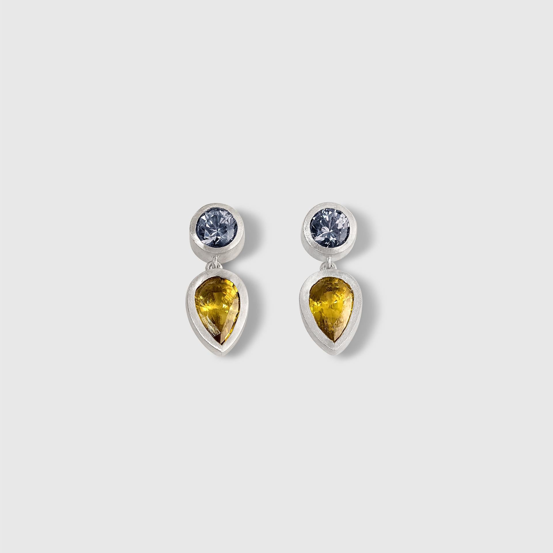 Boucles d'oreilles Spring Duet en or blanc 14 carats, spinelles grises et sphères jaunes en forme de poire Neuf - En vente à Bozeman, MT