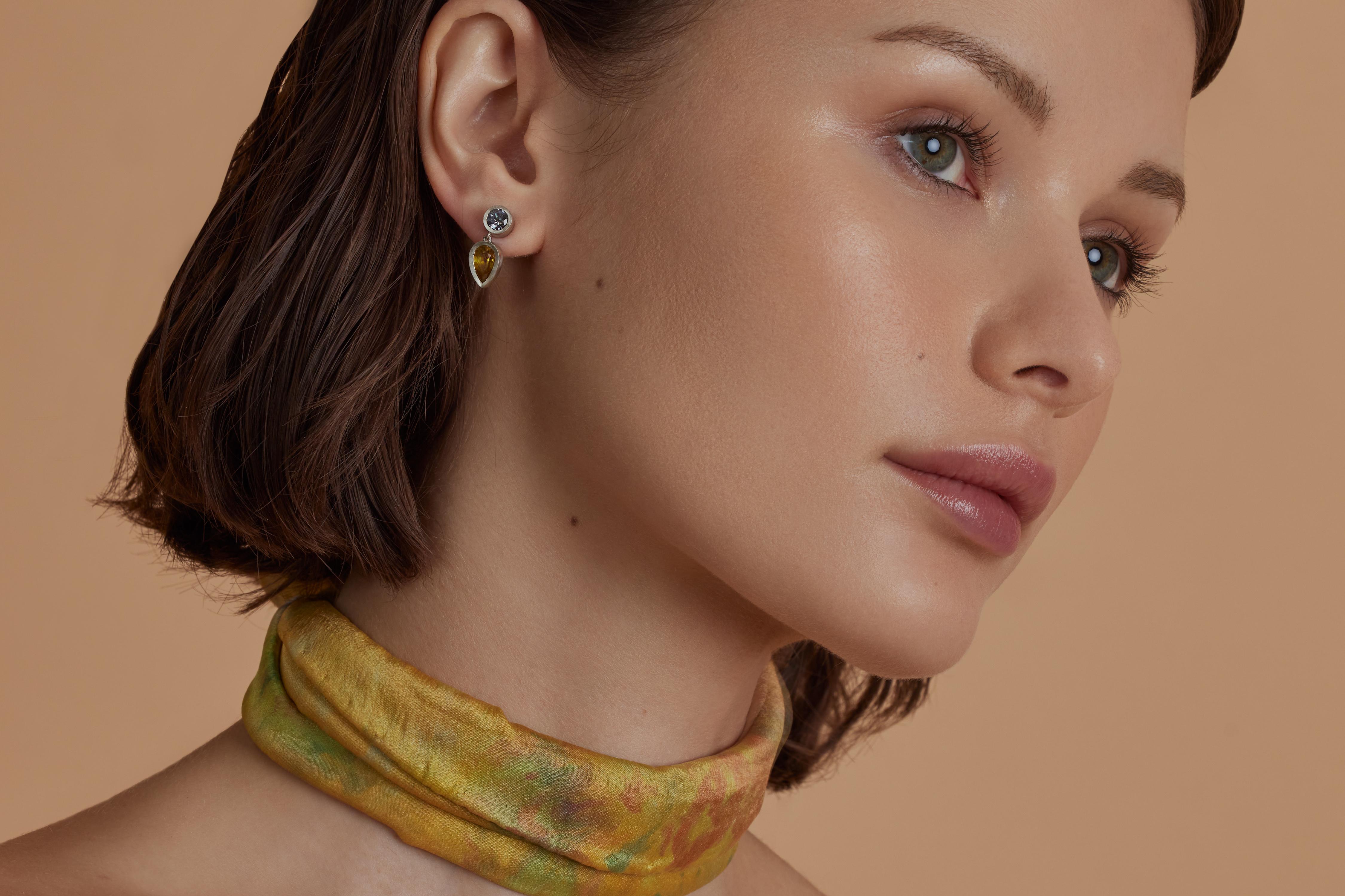 Boucles d'oreilles Spring Duet en or blanc 14 carats, spinelles grises et sphères jaunes en forme de poire Unisexe en vente