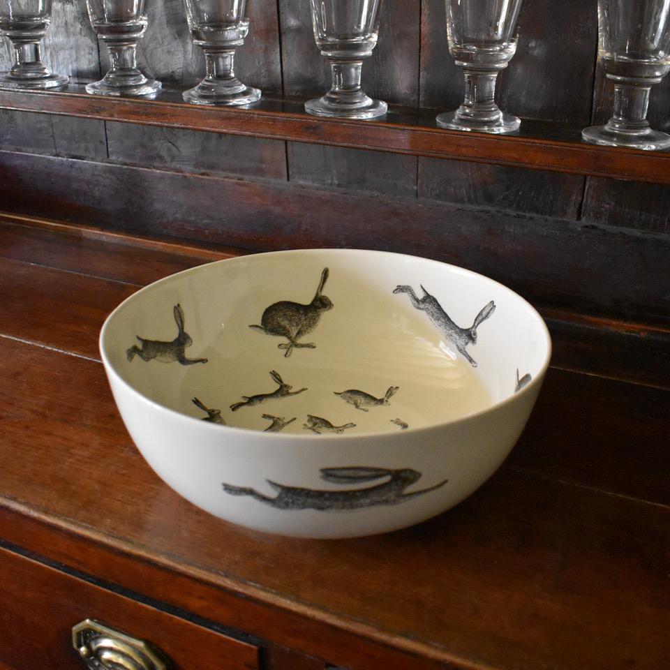 Tom dipinge e disegna da sempre e ama lavorare con la ceramica, che trova un mezzo molto espressivo e tattile. An He ama particolarmente realizzare i piatti, perché sono fantastici sia appesi alle pareti come quadri, sia esposti su tavoli e