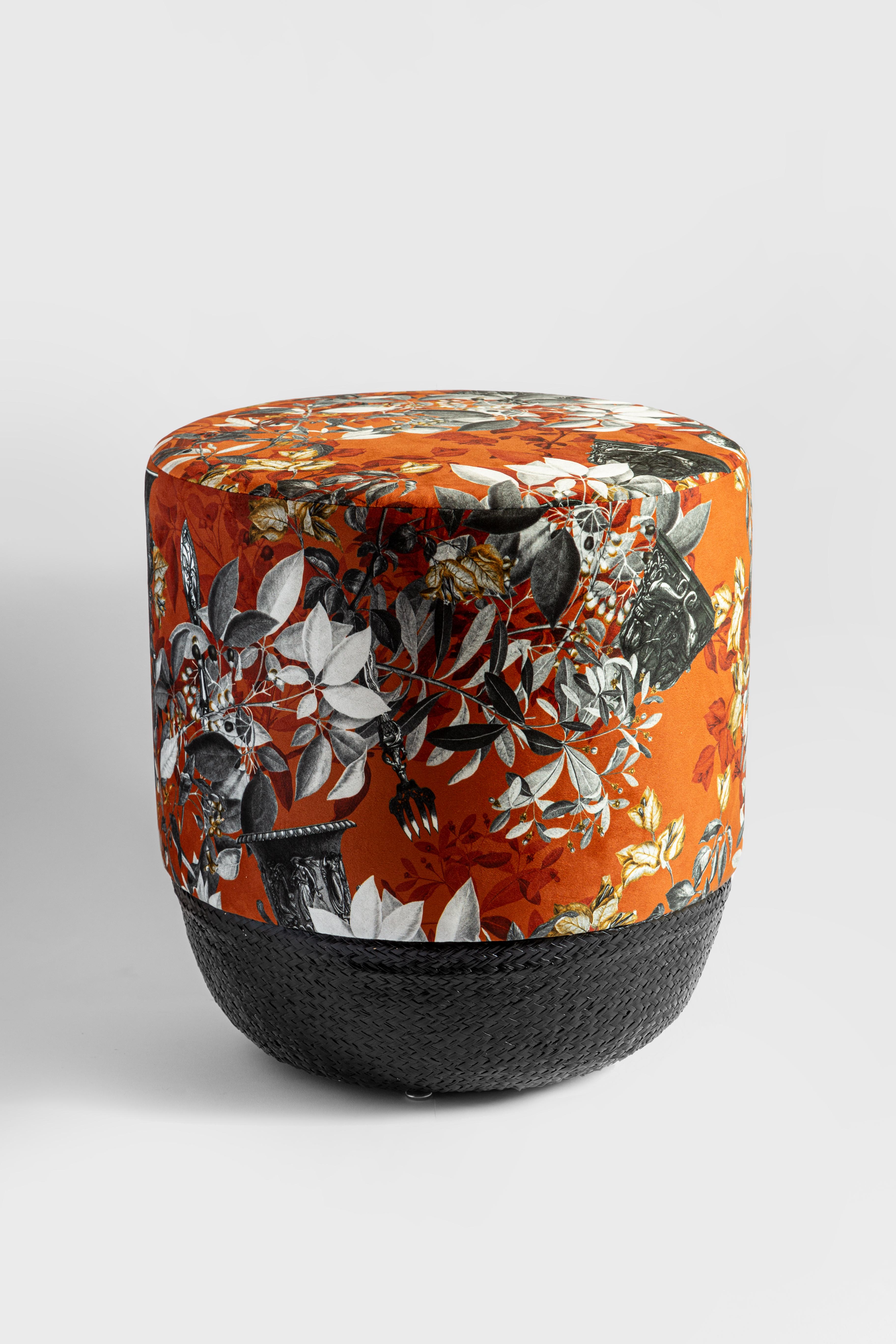 Pouf handmade by Italian expert craftsmen. High quality black straw base and printed velvet covering.
This decoration aims to evoke the feeling of wonder and splendor that can be experienced during a sunset dinner in Rome during the spring season.