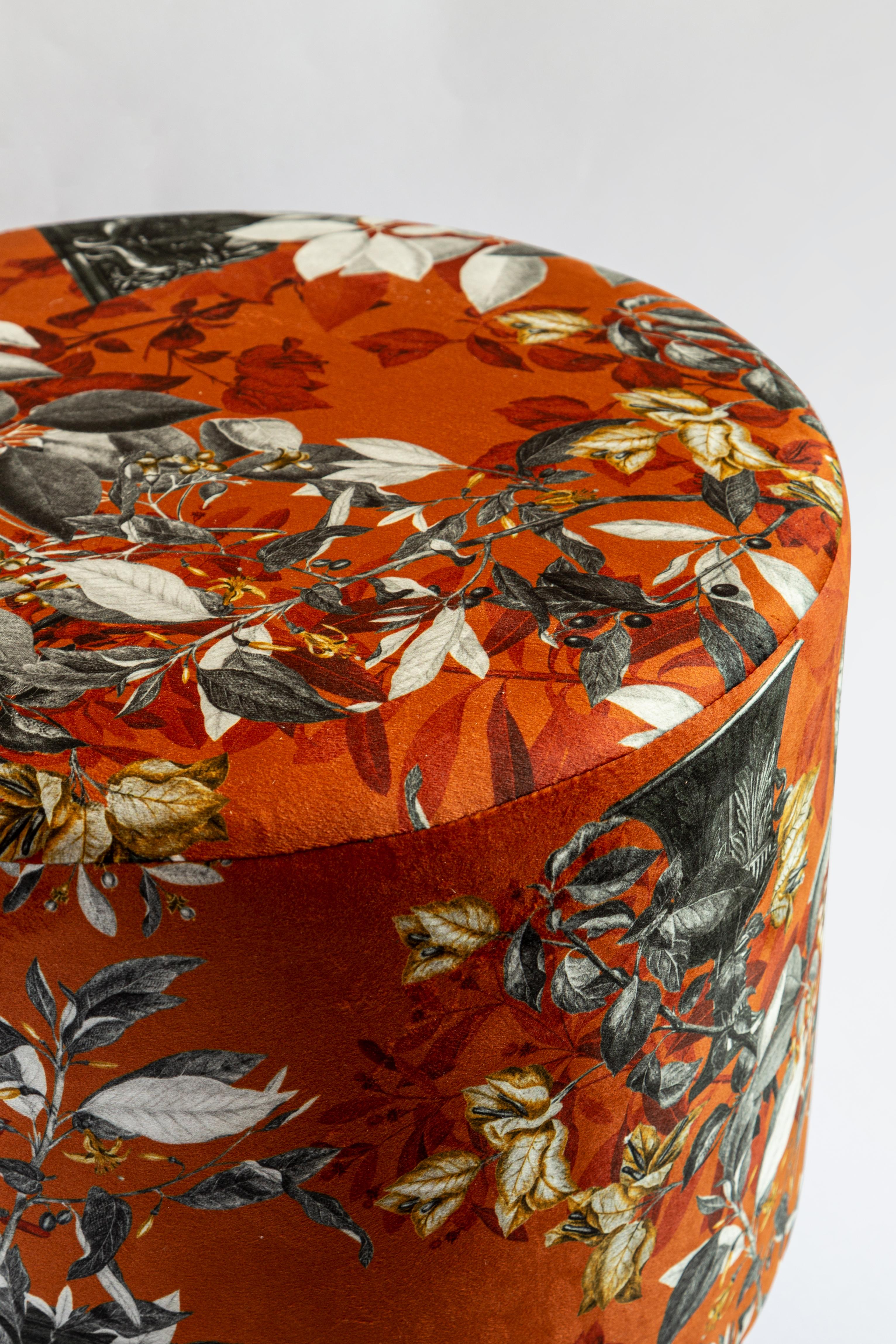 italien Printemps à Rome, Pouf contemporain en velours imprimé et tissu noir de Vito Nesta en vente