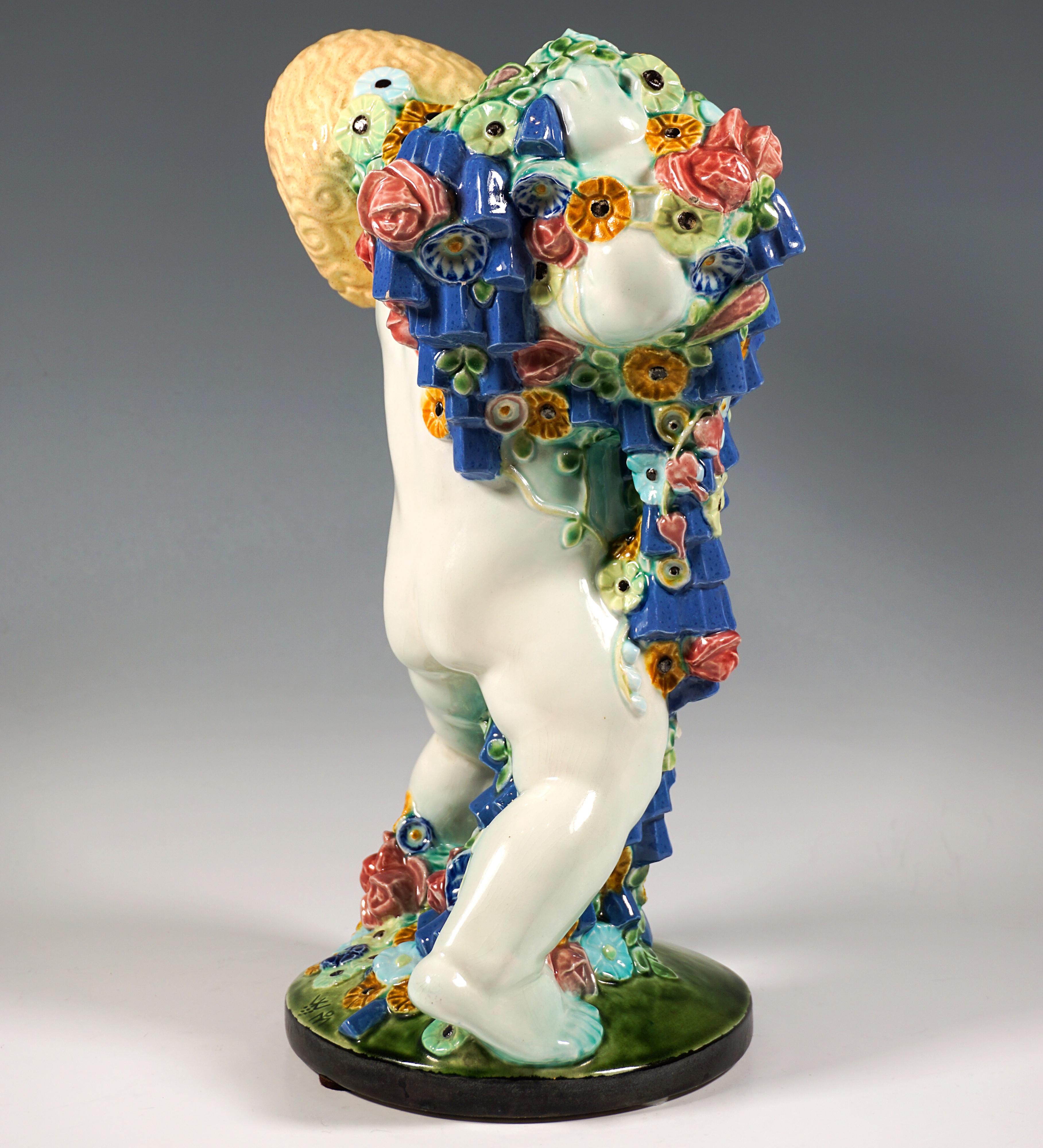 Eccellente e raro pezzo in ceramica Art Nouveau di una serie di quattro stagioni:
Putto nudo in posizione di ampio passo, con la testa bionda inclinata verso sinistra e con in mano una cascata di fiori che cadono a terra tra le braccia.
Su una base