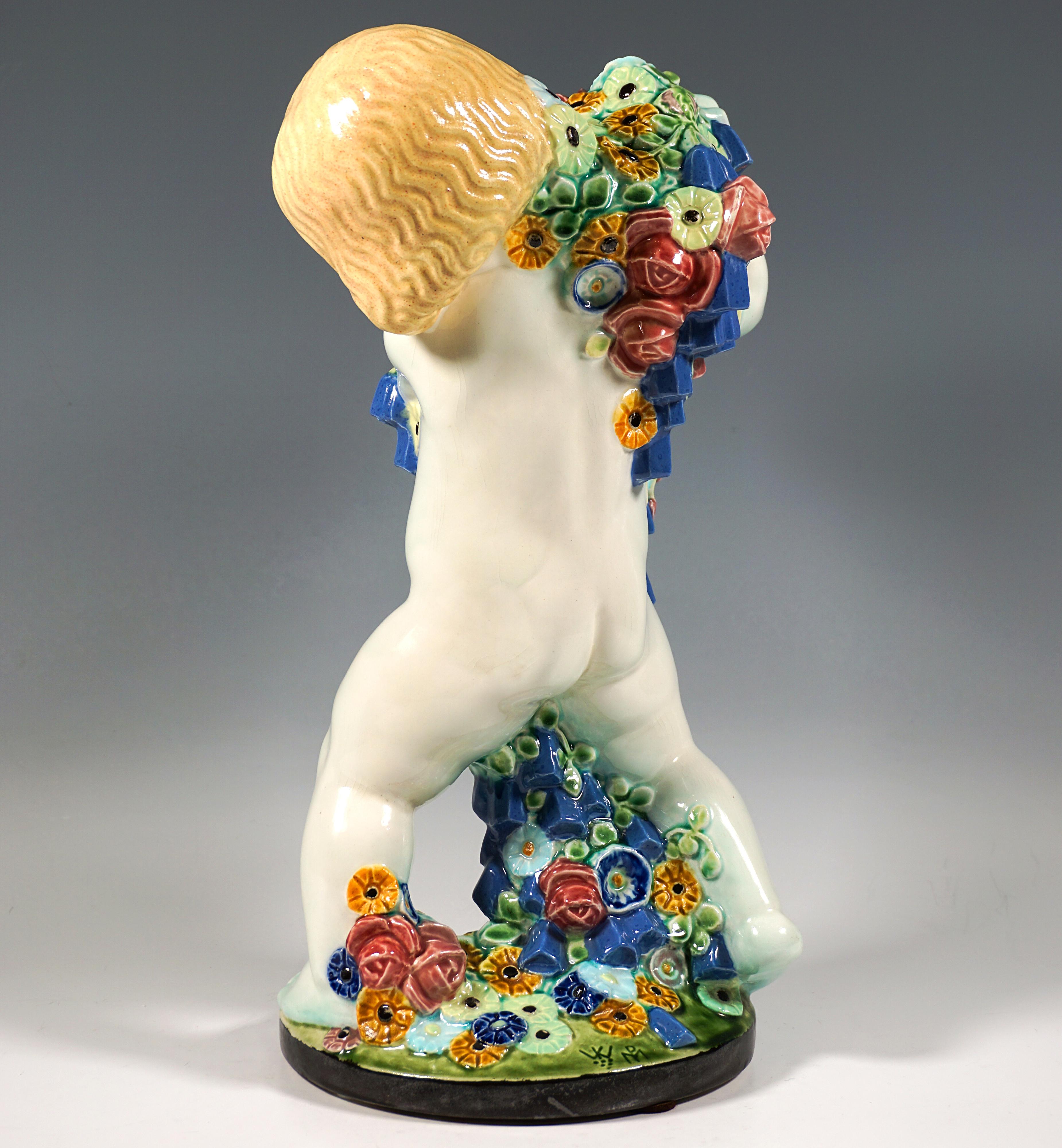 Art Nouveau 'Primavera', putto con fiori, di Michael Powolny, Ceramica di Vienna, 1910-1912 in vendita