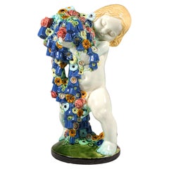 'Primavera', putto con fiori, di Michael Powolny, Ceramica di Vienna, 1910-1912