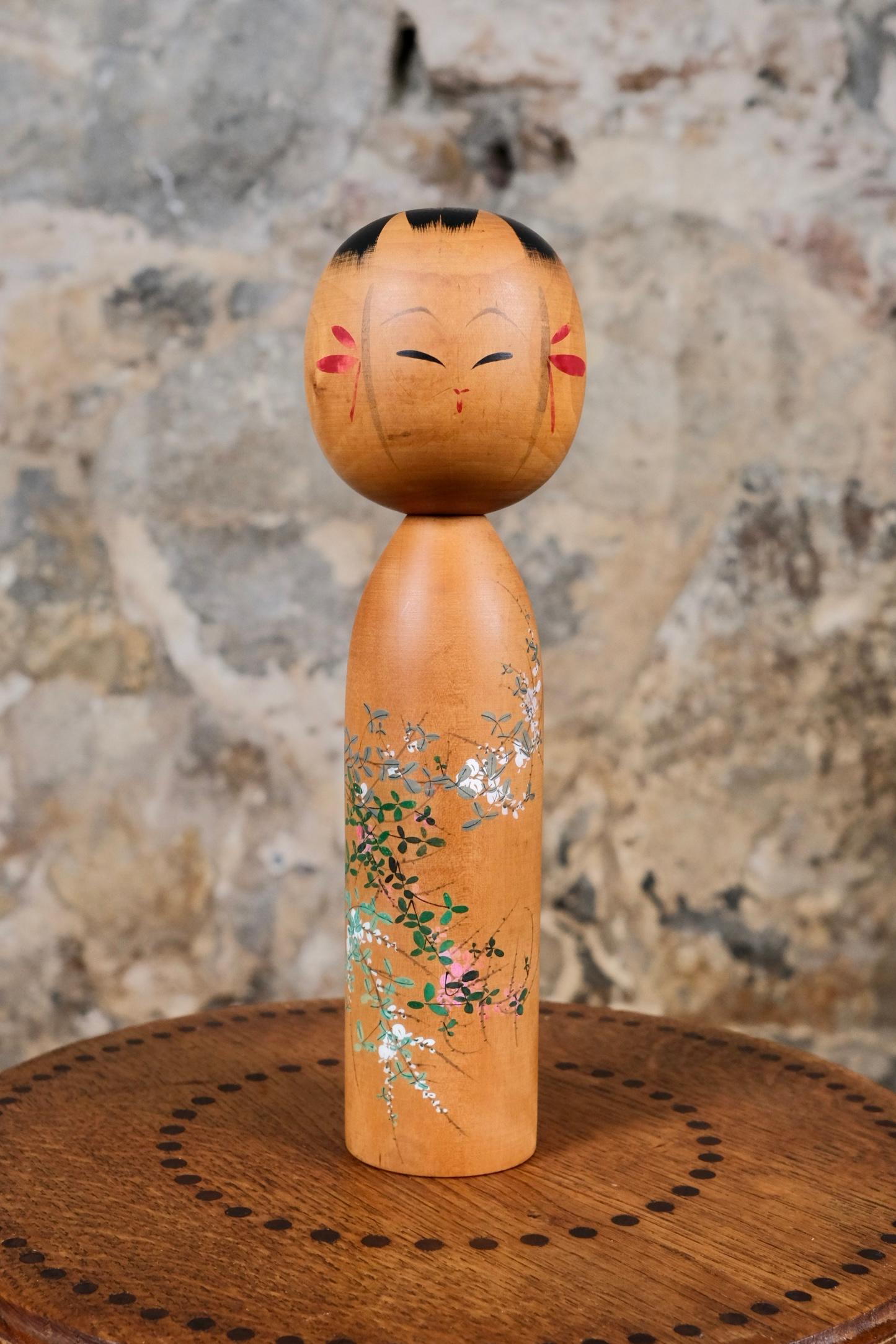 Spring Scene Kokeshi made by Shunyo in the 1970-80s.
Looking alike traditional kokeshi but also creative thanks to this gorgeous pattern of delicate flowers, recalling Springtime.
Very good condition, signed.

The kokeshi in few words ?
Handmade in