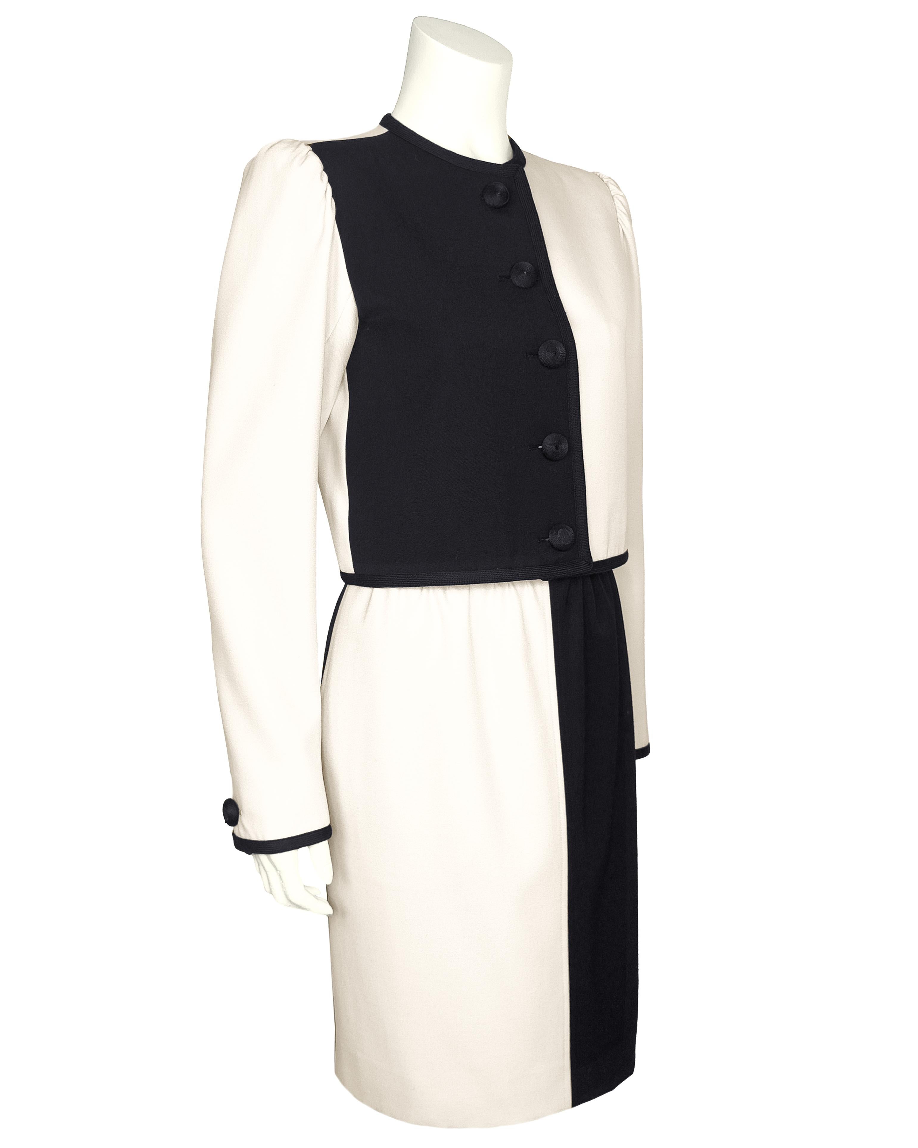 Fabuloso traje de chaqueta y falda de la colección Primavera 1980 de Yves Saint Laurent. Ambas piezas están confeccionadas con una gabardina de lana ligera y presentan bloques de color en negro y crema en contraste, un guiño a las piezas mod de YSL