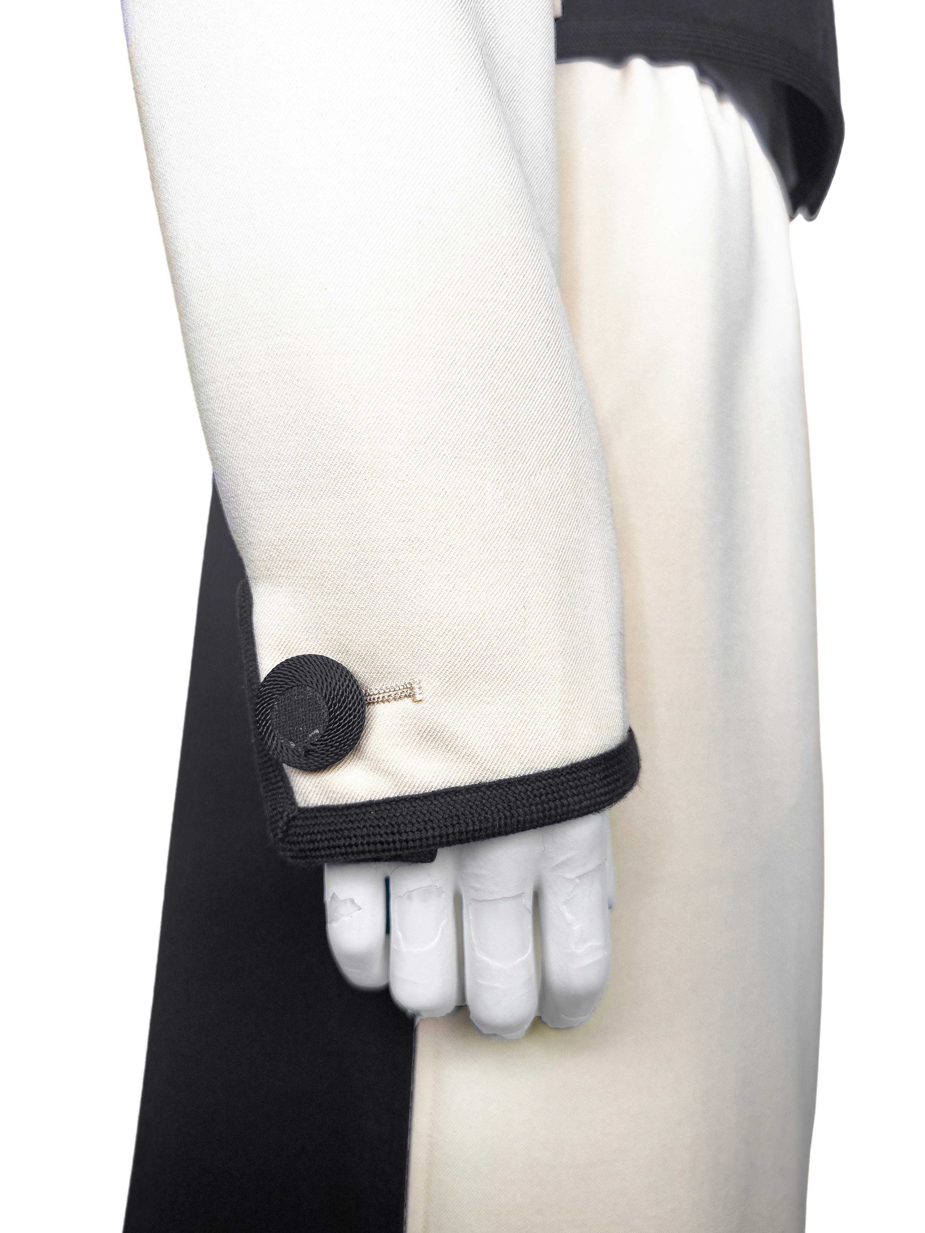 De las mujeres Primavera/Verano 1980 Yves Saint Laurent/YSL Traje de chaqueta y falda negro y crema en venta