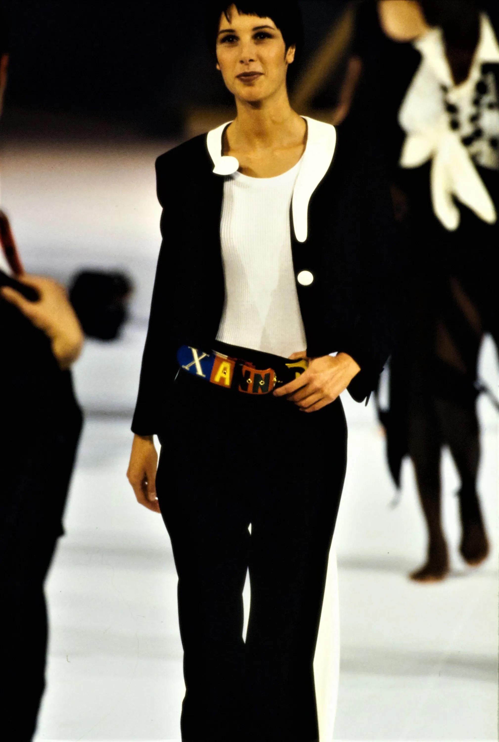 Printemps-Eté 1994 Moschino Couture Runway Question Mark Boucle Tailleur Jacket Pour femmes en vente