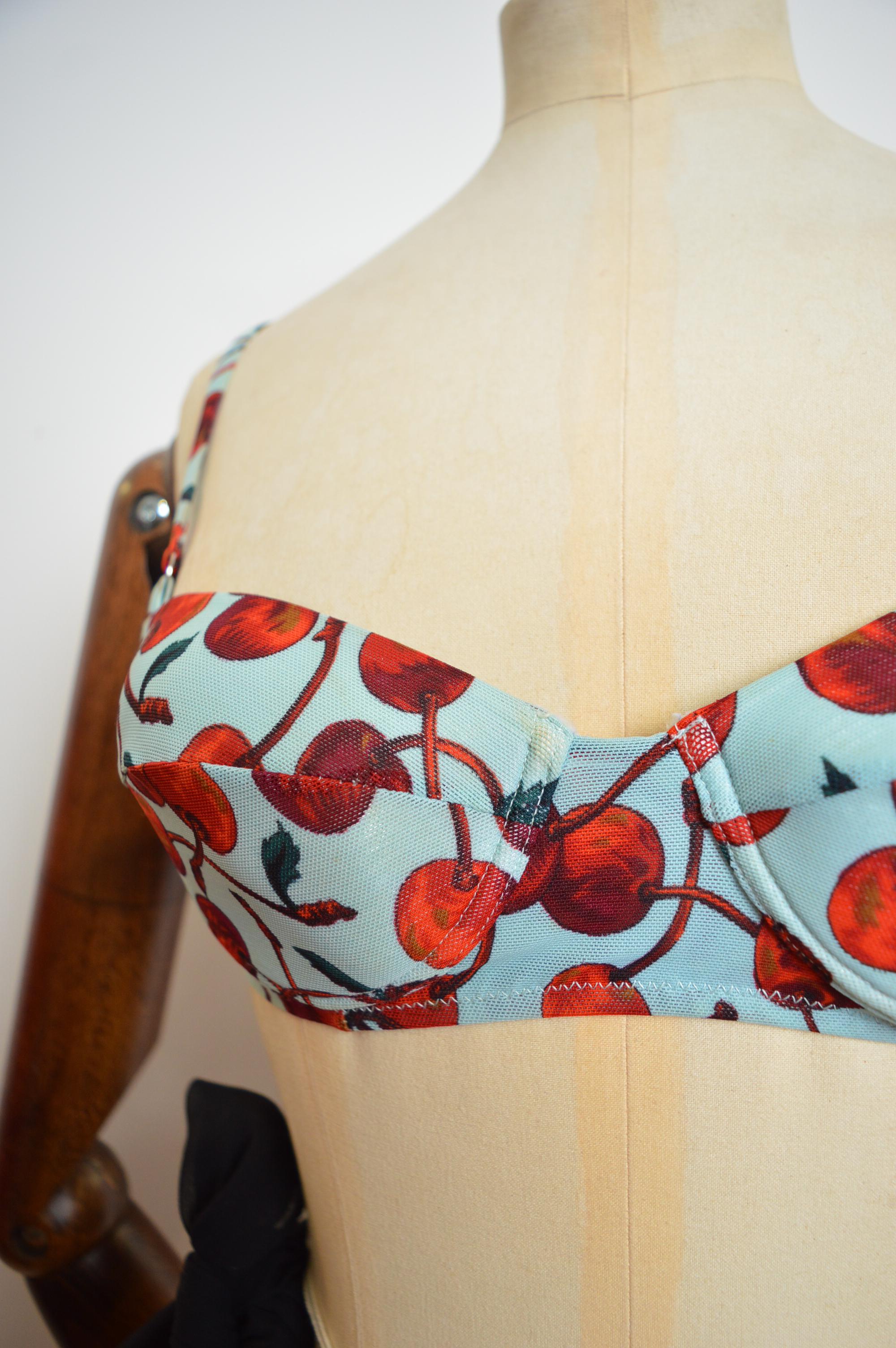 Primavera / Estate 1996 DOLCE & GABBANA Reggiseno Bikini con Stampa Ciliegia - Crop Top in vendita 3
