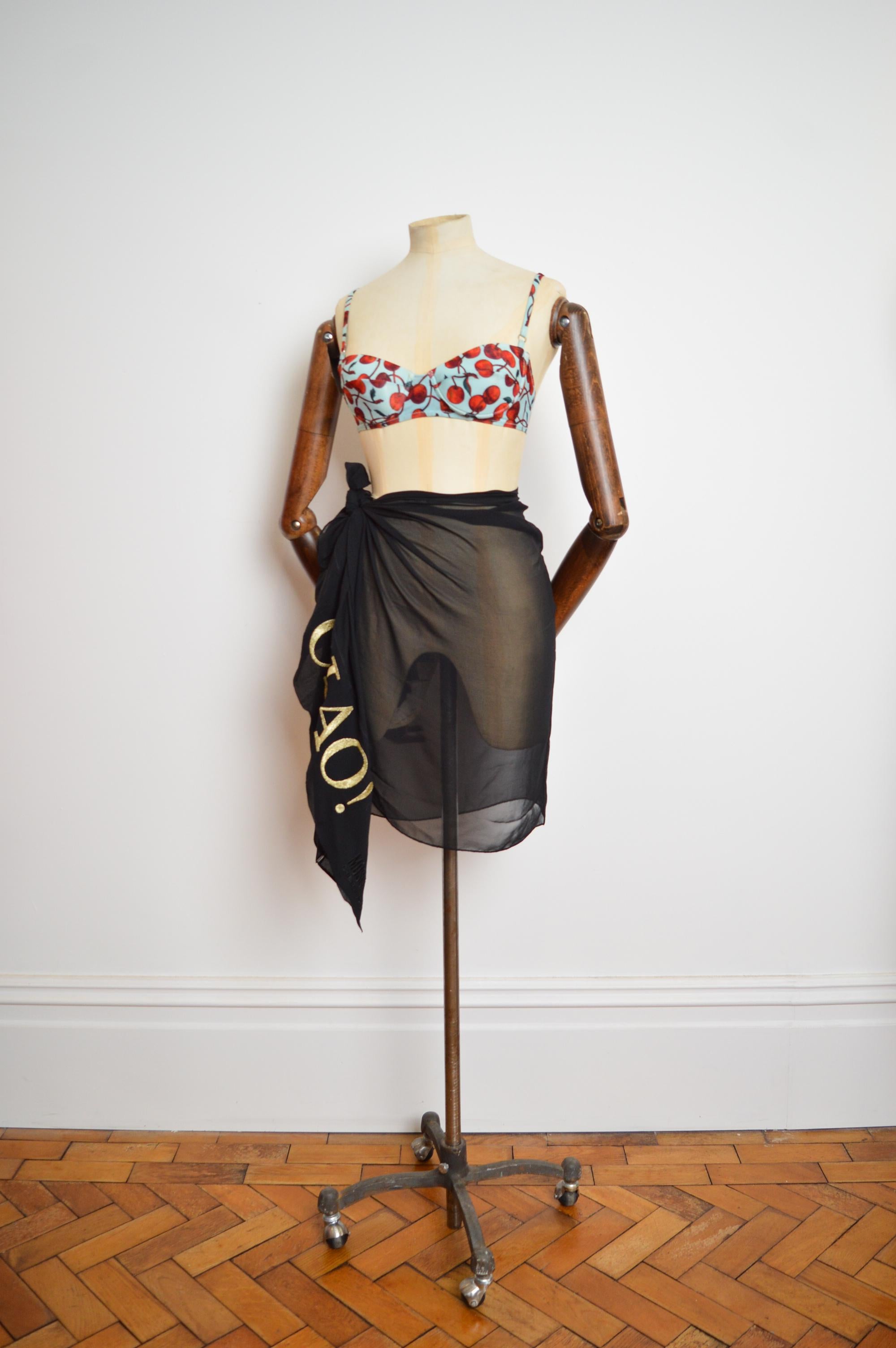 Delizioso bikini bralet primavera/estate 1996 di Dolce & Gabbana con stampa di ciliegie!

Questo piccolo capo fruttato presenta coppe pad, fascia elastica sotto il seno, chiusura con gancio da maniscalco in metallo 
