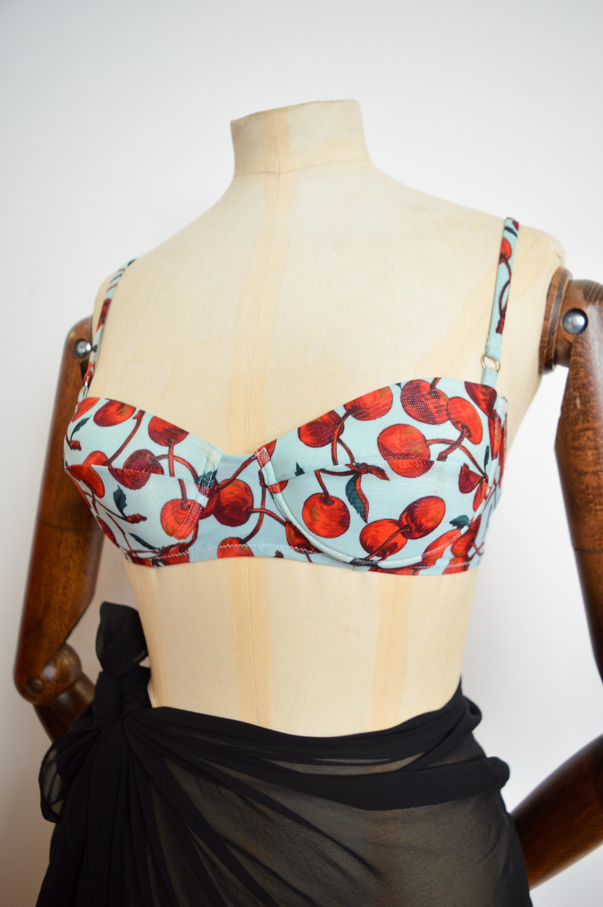 Nero Primavera / Estate 1996 DOLCE & GABBANA Reggiseno Bikini con Stampa Ciliegia - Crop Top in vendita