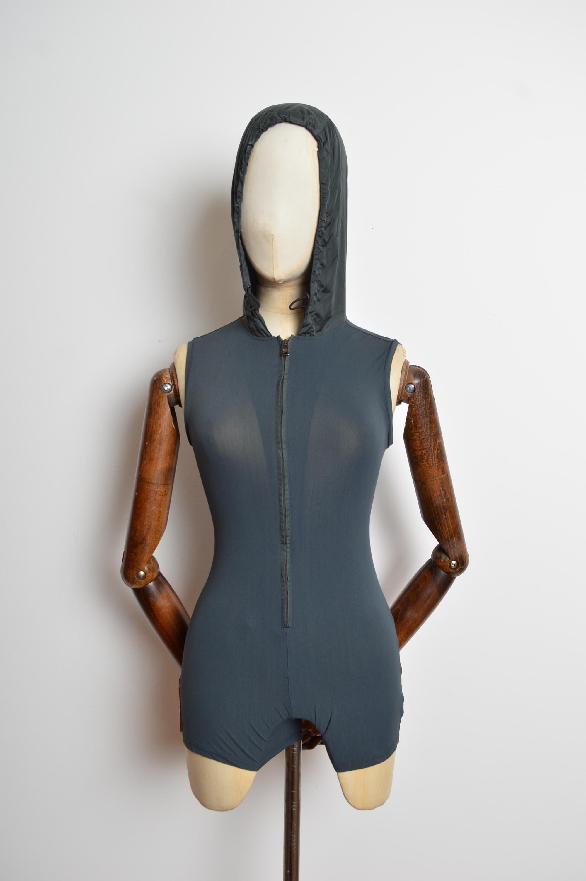 Spring / Summer 1999 PRADA Grey Technical fabric Hooded Zipper Playsuit - Romper en venta 5
