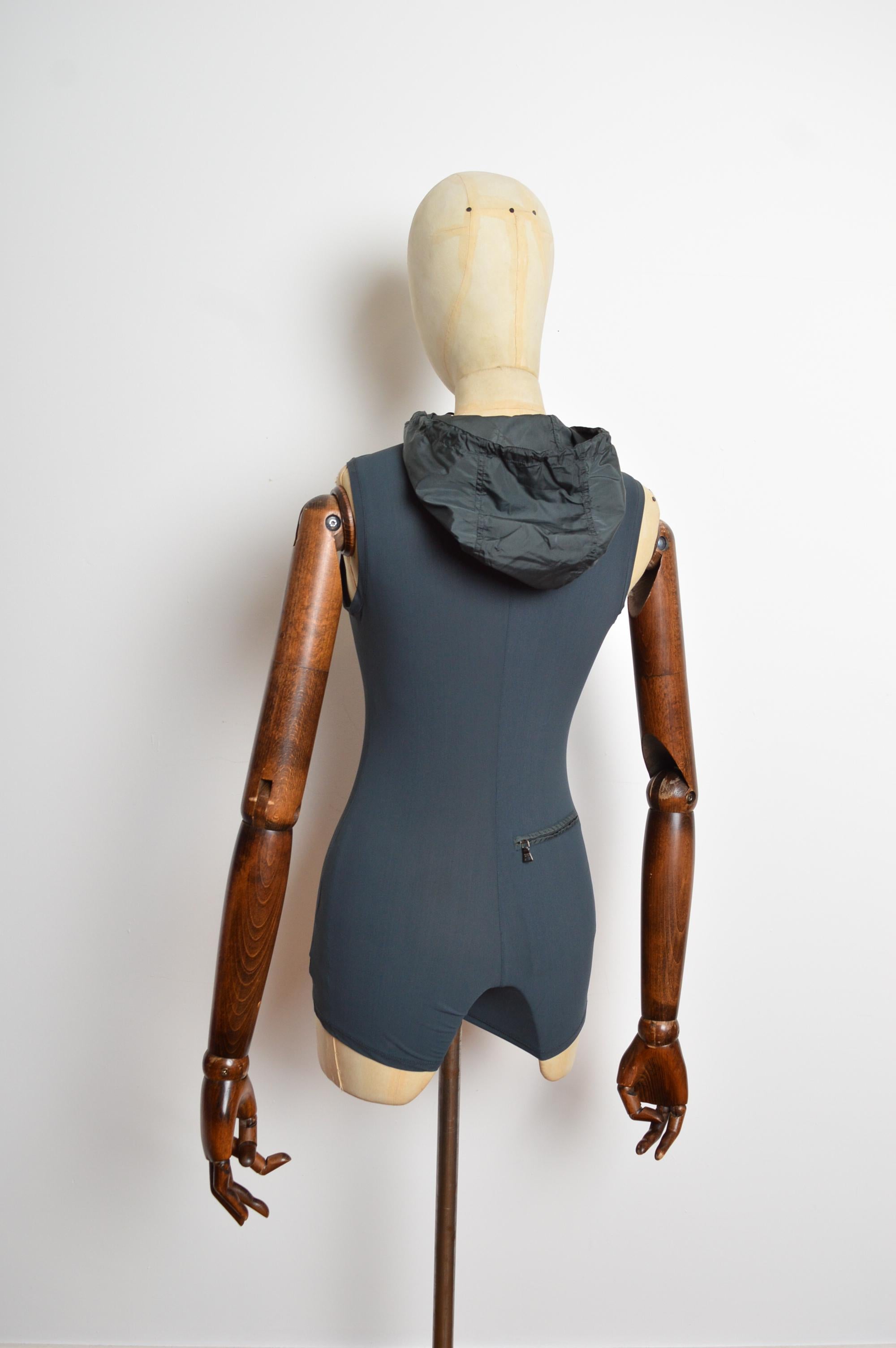 Spring / Summer 1999 PRADA Grey Technical fabric Hooded Zipper Playsuit - Romper en venta 7