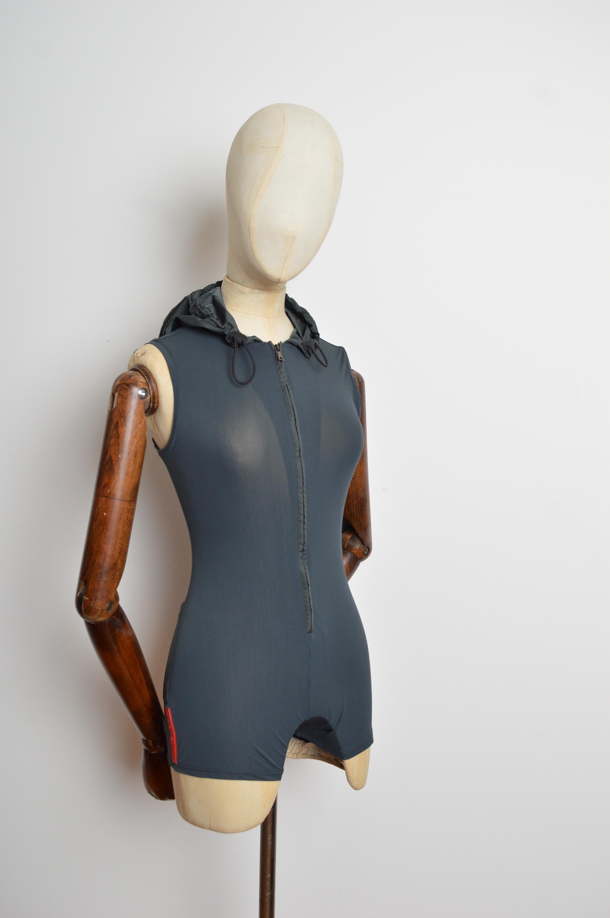 De las mujeres Spring / Summer 1999 PRADA Grey Technical fabric Hooded Zipper Playsuit - Romper en venta