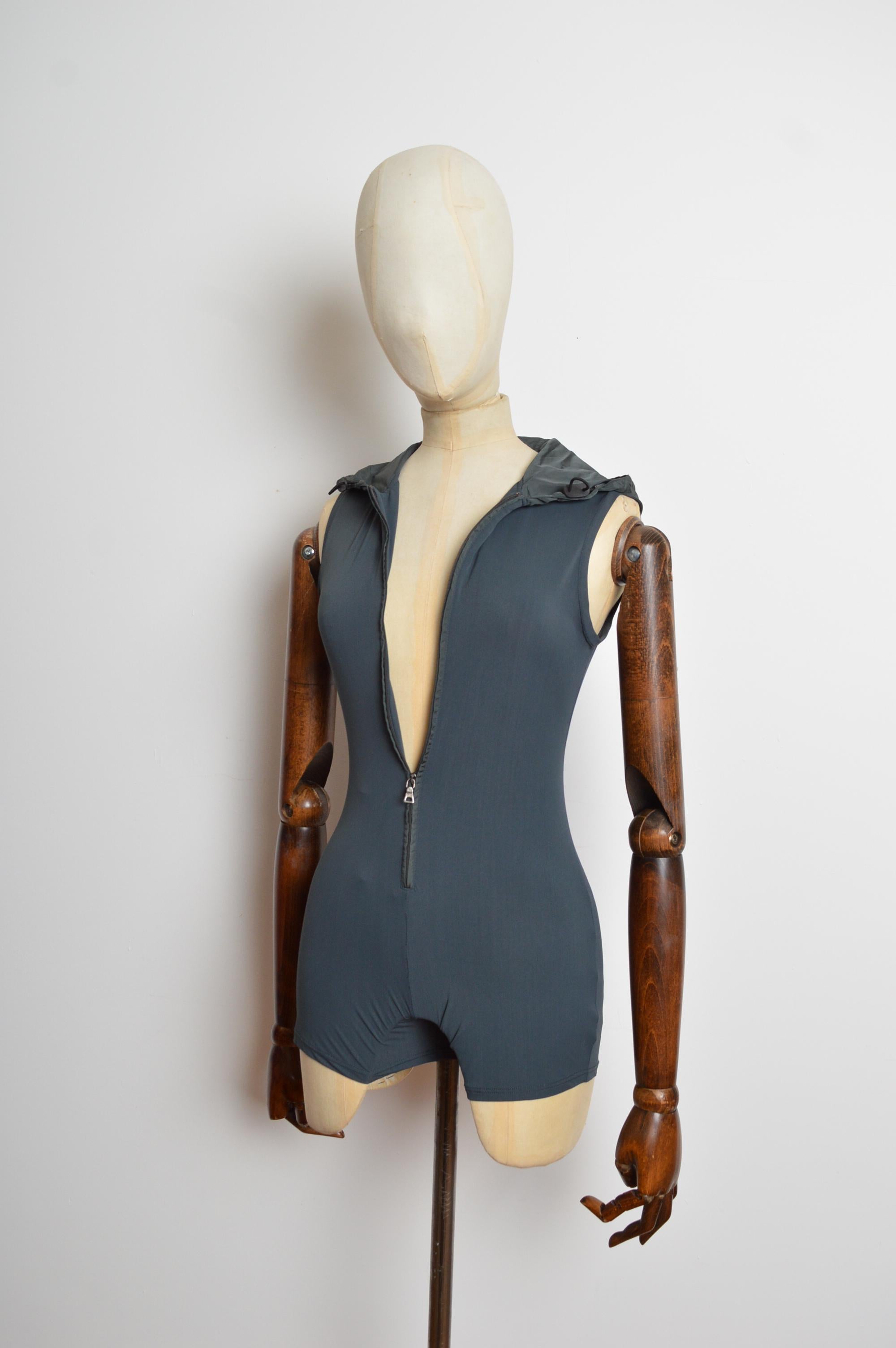 Spring / Summer 1999 PRADA Grey Technical fabric Hooded Zipper Playsuit - Romper en venta 2
