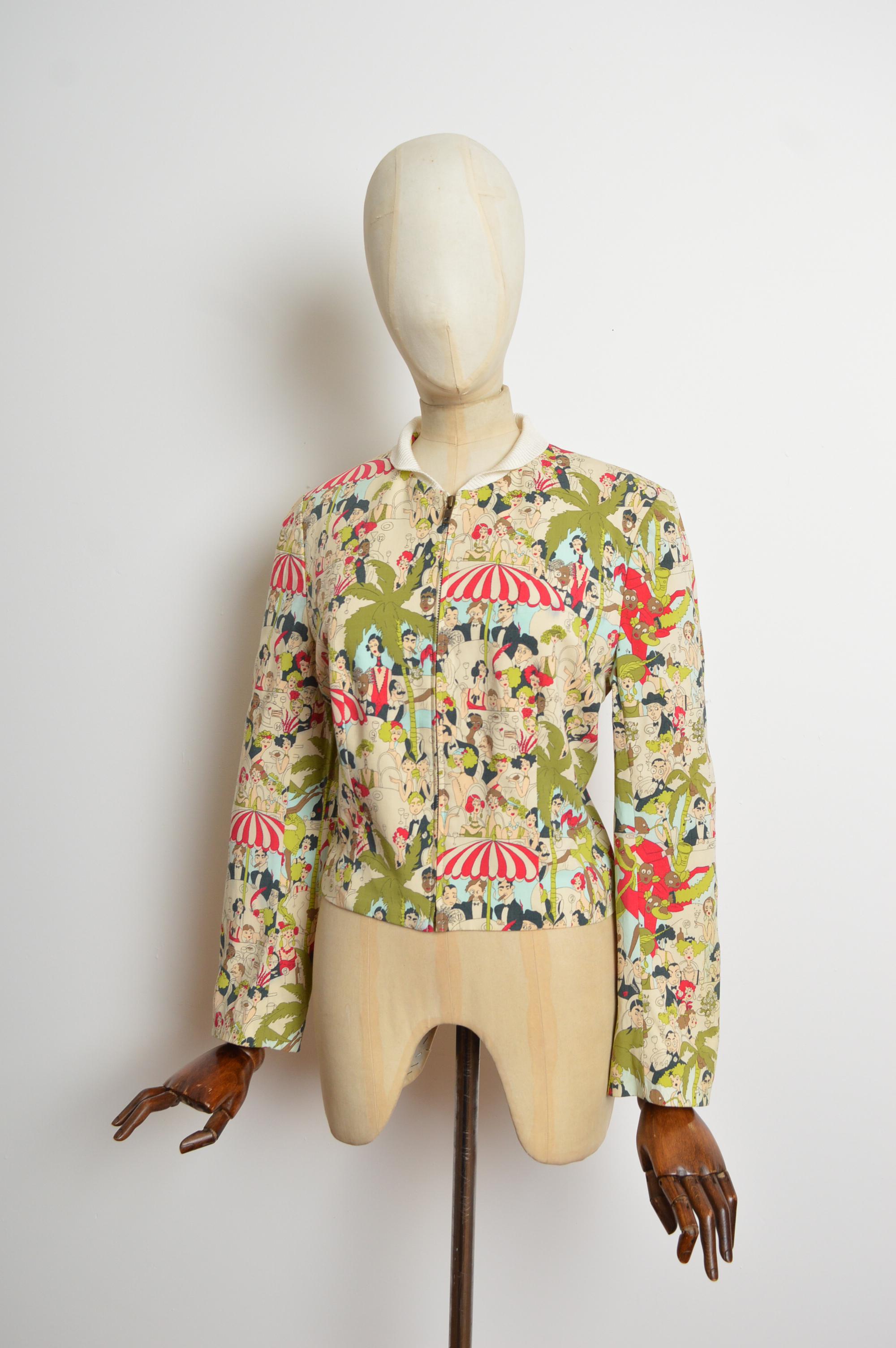 Magnífica cazadora bomber de la colección Primavera / Verano 2001 de John Galliano con exterior estampado, cuello tejido, cremallera frontal y forro de satén marfil.
Talla; Recomendamos Mediana / Grande ( UK 10 & 12)
Las medidas se indican en