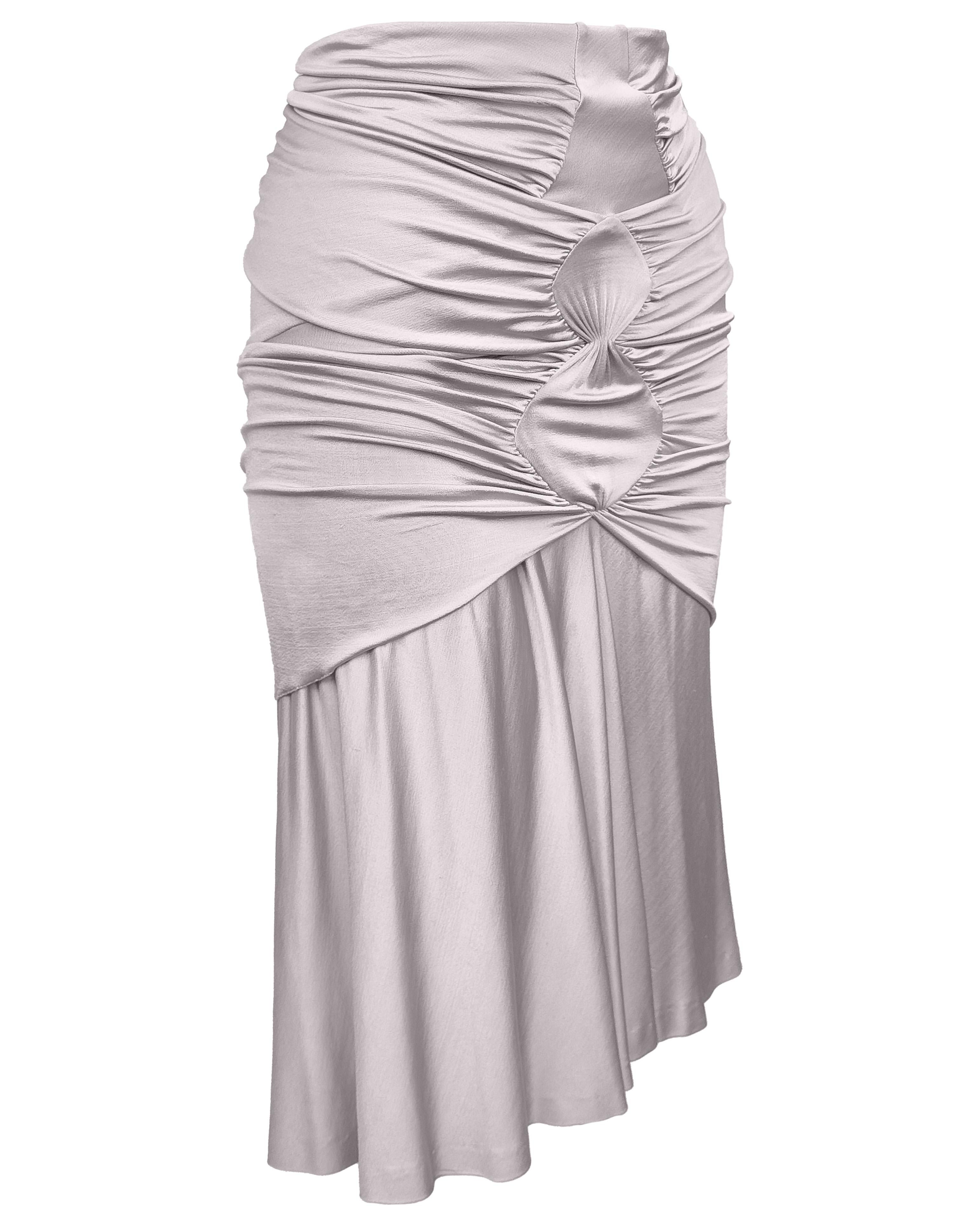 Un'iconica gonna da passerella della collezione primavera/estate 2003 di Tom Ford for Yves Saint Laurent. Realizzata in morbido jersey lilla, la gonna è increspata per creare una silhouette a clessidra che slancia il corpo e attira l'attenzione