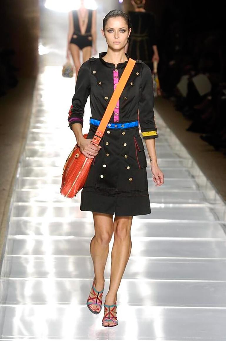 Fabelhafte Statement-Jacke von Louis Vuitton by Marc Jacobs aus der Frühjahr/Sommer 2006  Collection'S. Die lange
Die taillierte Jacke ist militärisch inspiriert und zeigt eine strukturierte Silhouette mit einer doppelreihigen Vorderseite, die mit