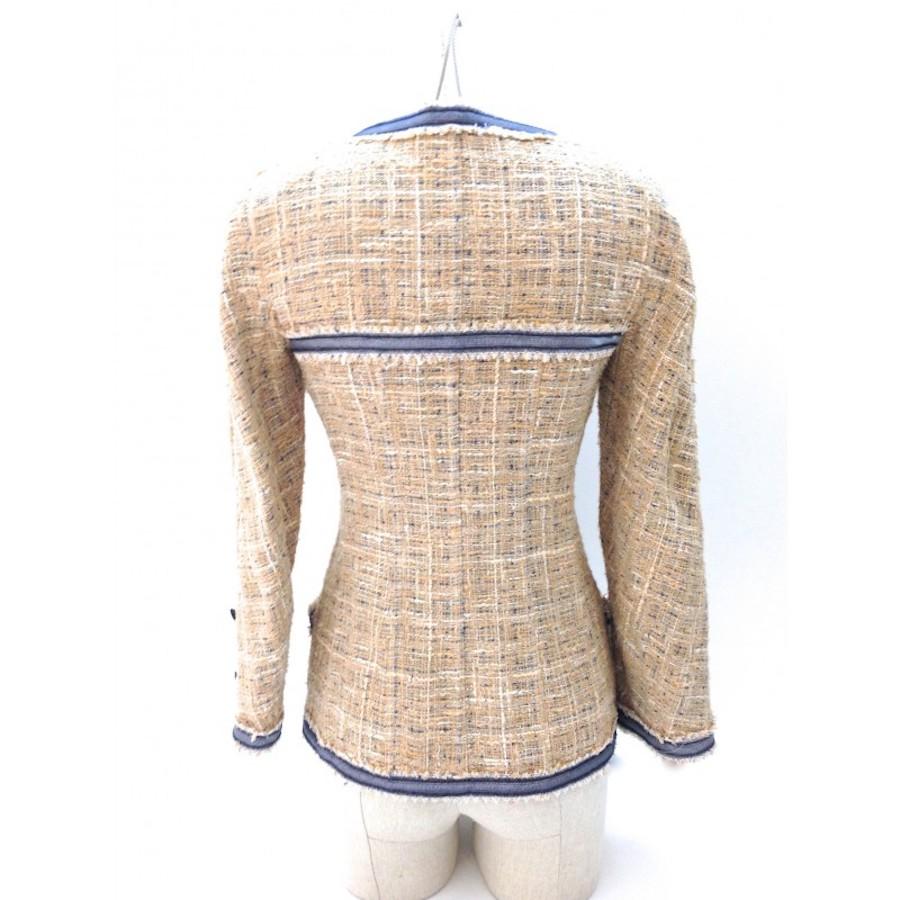 Bellissima giacca vintage Chanel in tweed beige e blu, della collezione Primavera/Estate 2009. Vestibilità aderente con chiusura a zip dall'alto verso il basso e due tasche inferiori. La cerniera argentata aggiunge un tocco moderno a questa giacca.