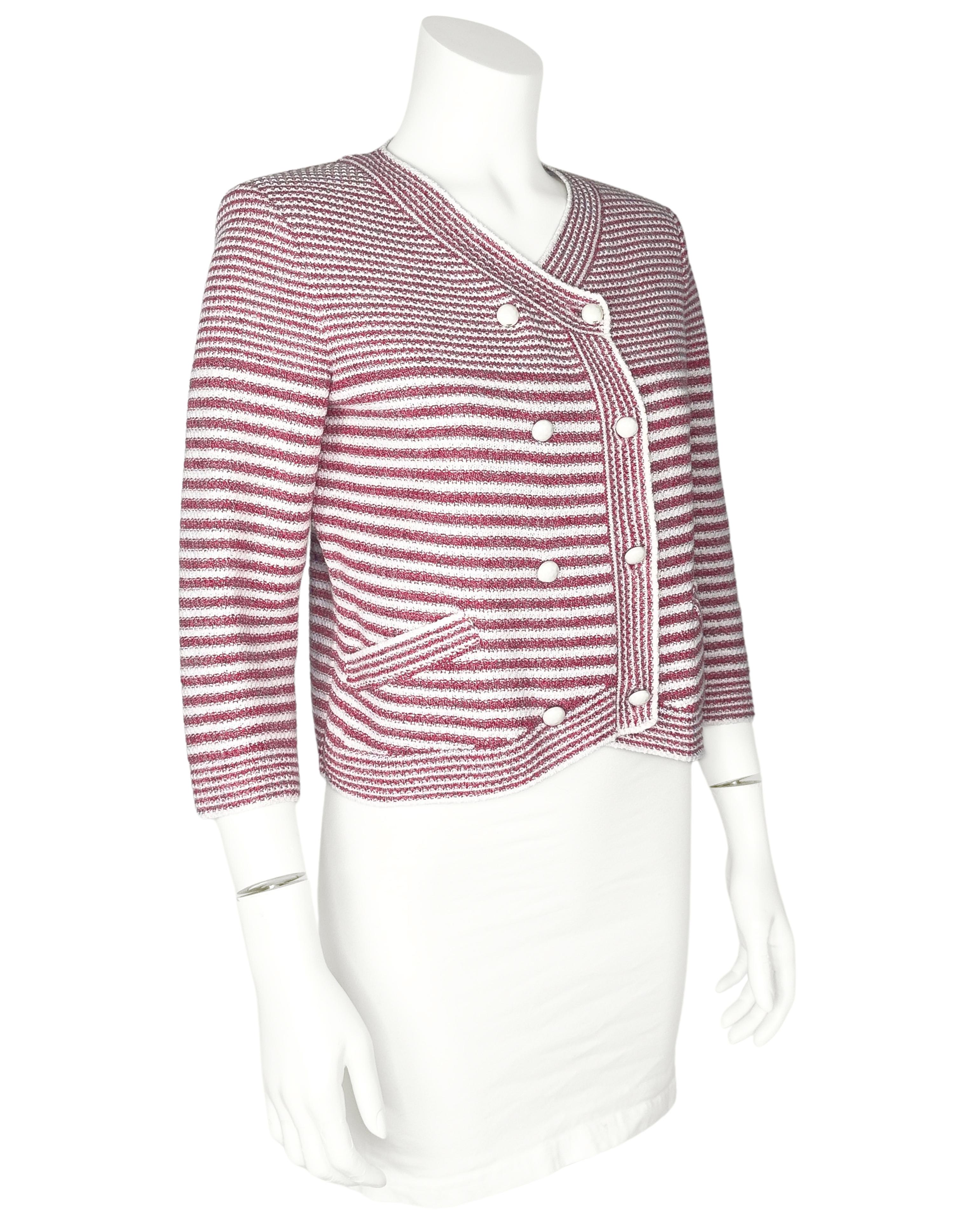 Mescolando stile parigino e fascino nautico, questo cardigan Chanel primavera/estate 2015 è il capo perfetto per la stagione calda. Realizzato in maglia di cotone, è caratterizzato da strisce rosse e bianche. Il filato rosso è intrecciato con