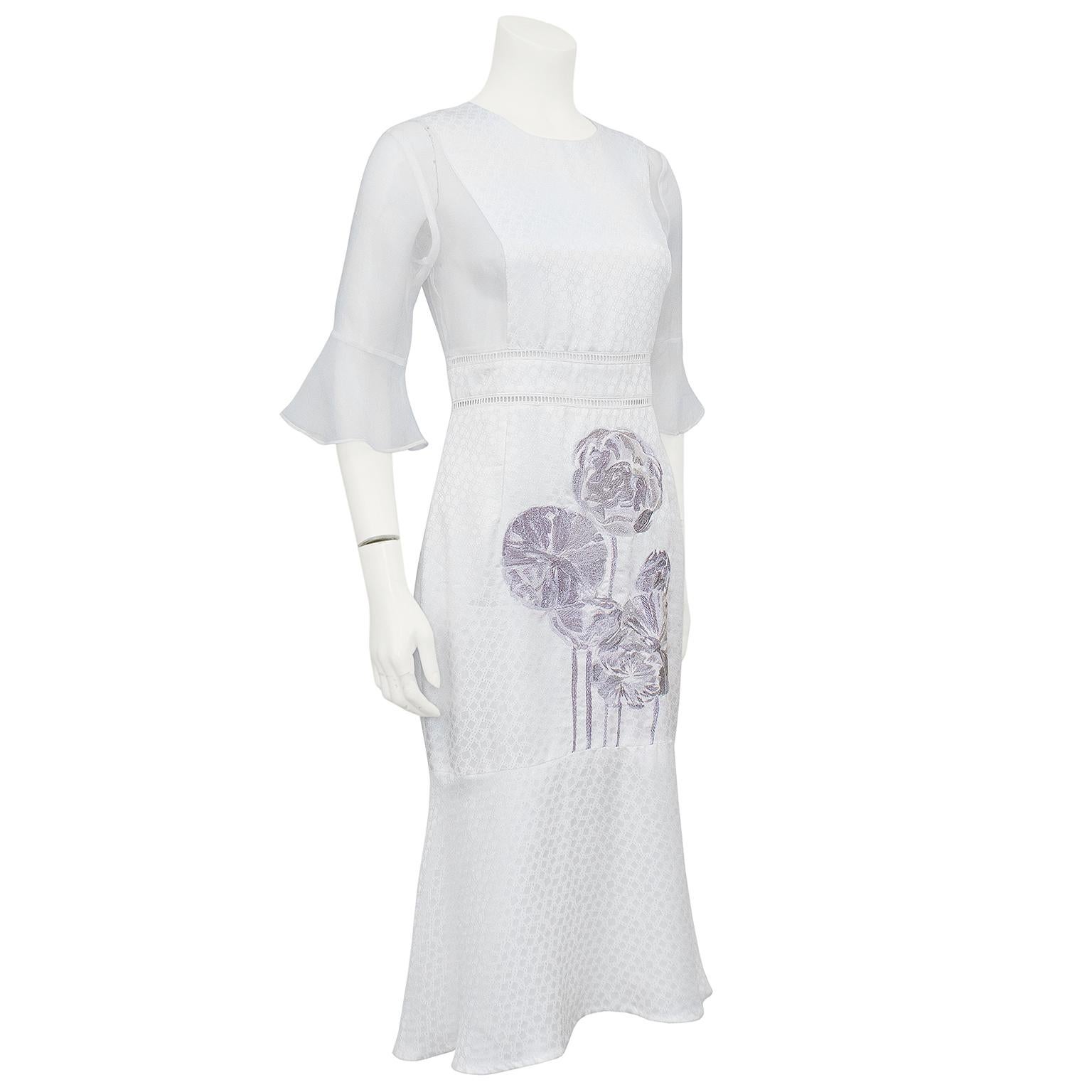 Schönes Kleid aus der Alexander McQueen Frühjahr/Sommer 2015 Kollektion von Sarah Burton. Der cremeweiße Seidenjacquard ist mit einem kleinen Quadrat- und Punktmuster versehen. Die Ärmel und die Seiten des Körpers sind aus durchsichtigem