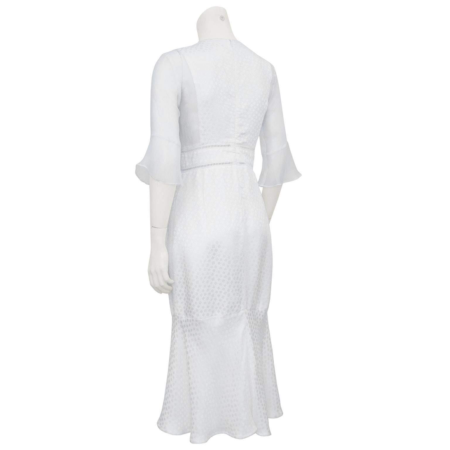 Gris Robe blanche brodée en jacquard de soie et mousseline de soie, printemps/été 2015   en vente
