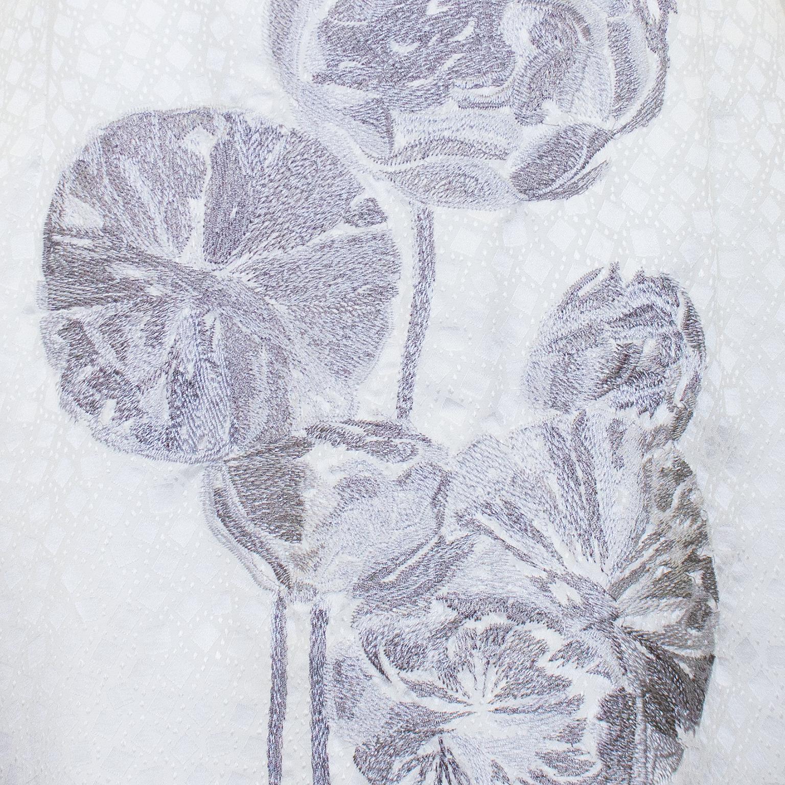 Robe blanche brodée en jacquard de soie et mousseline de soie, printemps/été 2015   Pour femmes en vente