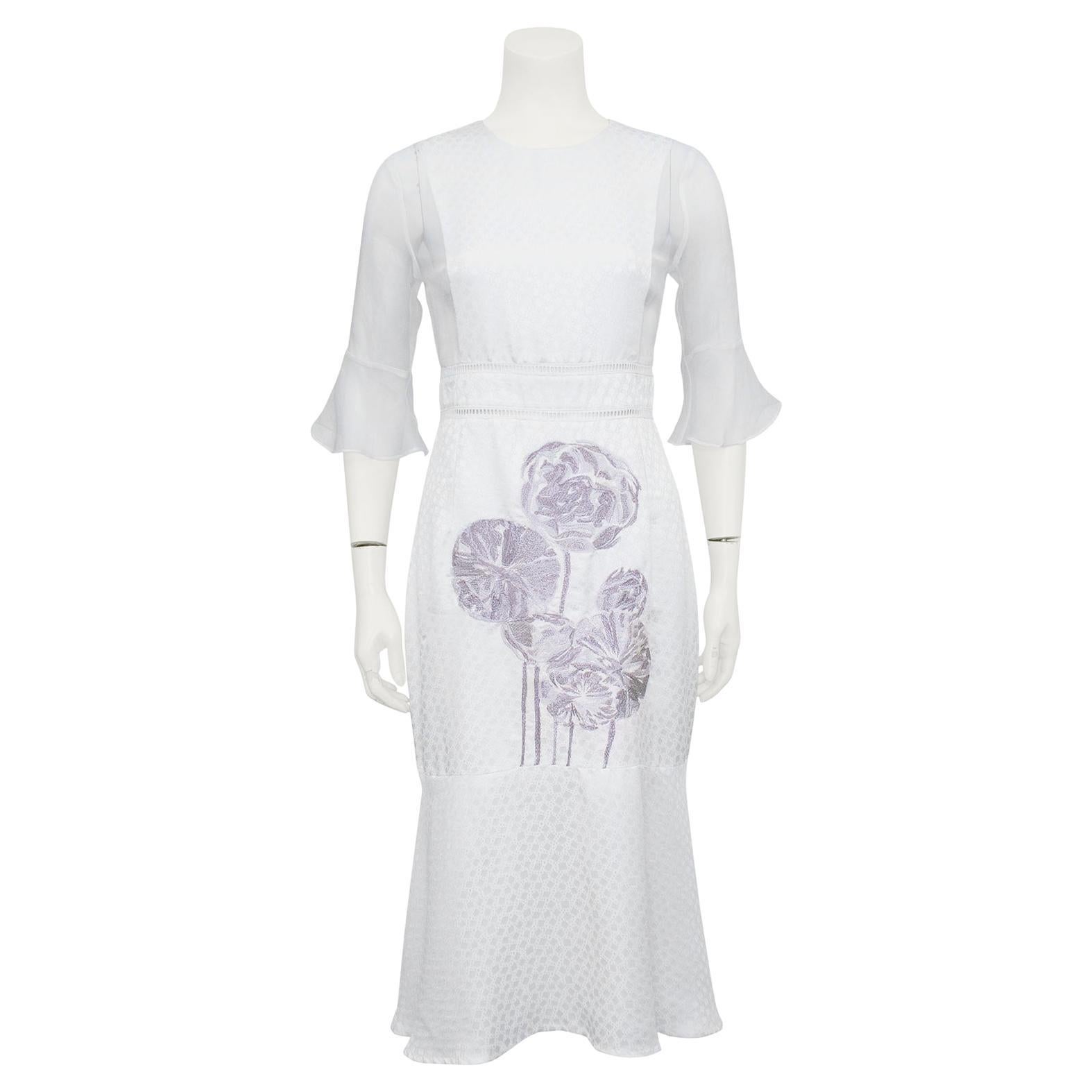 Robe blanche brodée en jacquard de soie et mousseline de soie, printemps/été 2015   en vente