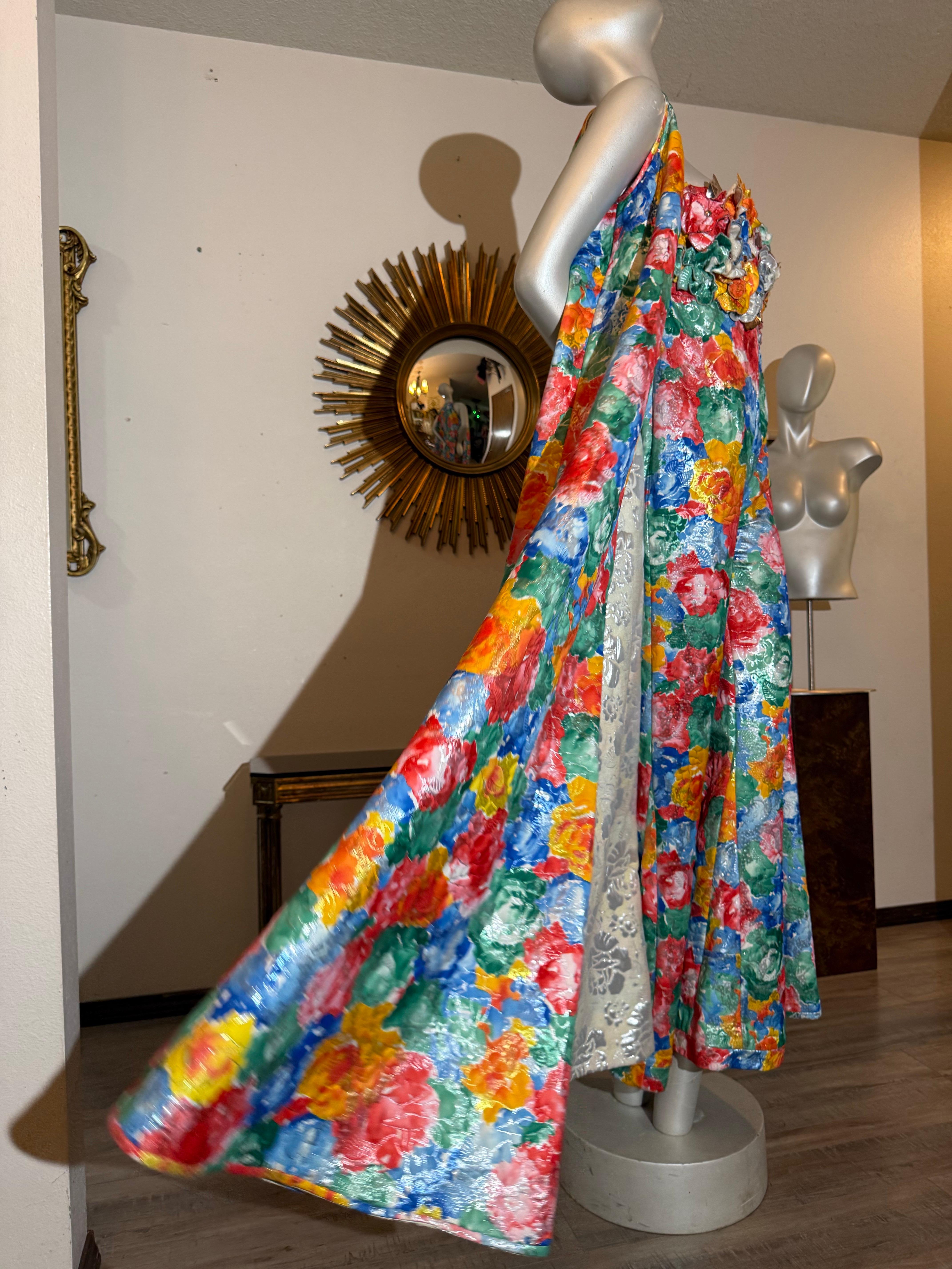 Haute Couture Printemps/Été Combinaison bustier avec plumeau en soie florale Matelessé :  Combinaison non marquée de qualité Couture en brocart de soie lamé matelessé, bustier avec corsage entièrement désossé, ornée de fleurs découpées, brodées et