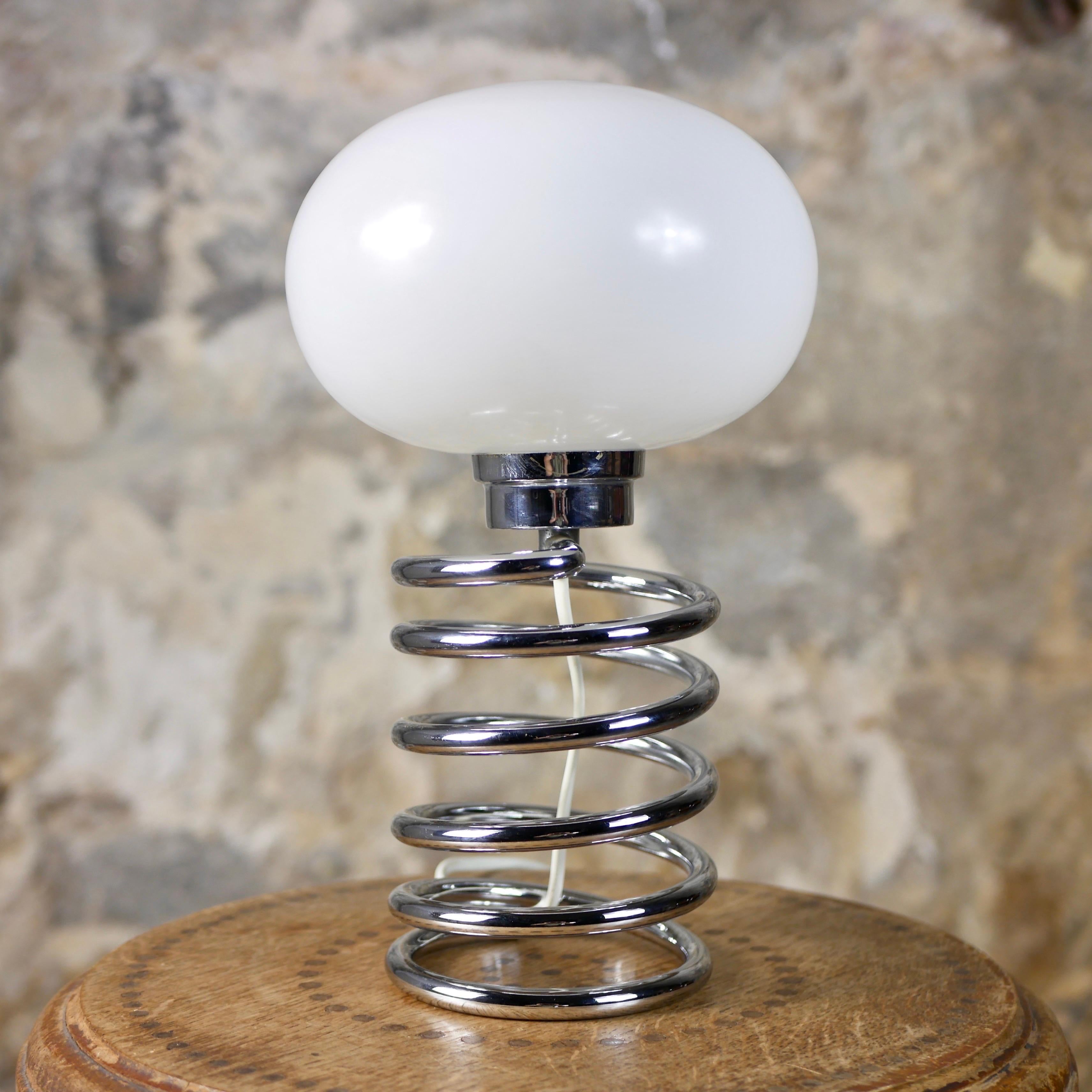 Adorable spring table lamp in chromed metal, model « Spirale » designed in the 1970s by Ingo Maurer for Design M, made in Germany.
Original opaline glass.
Very good condition.
Dimensions : D17, H30cm