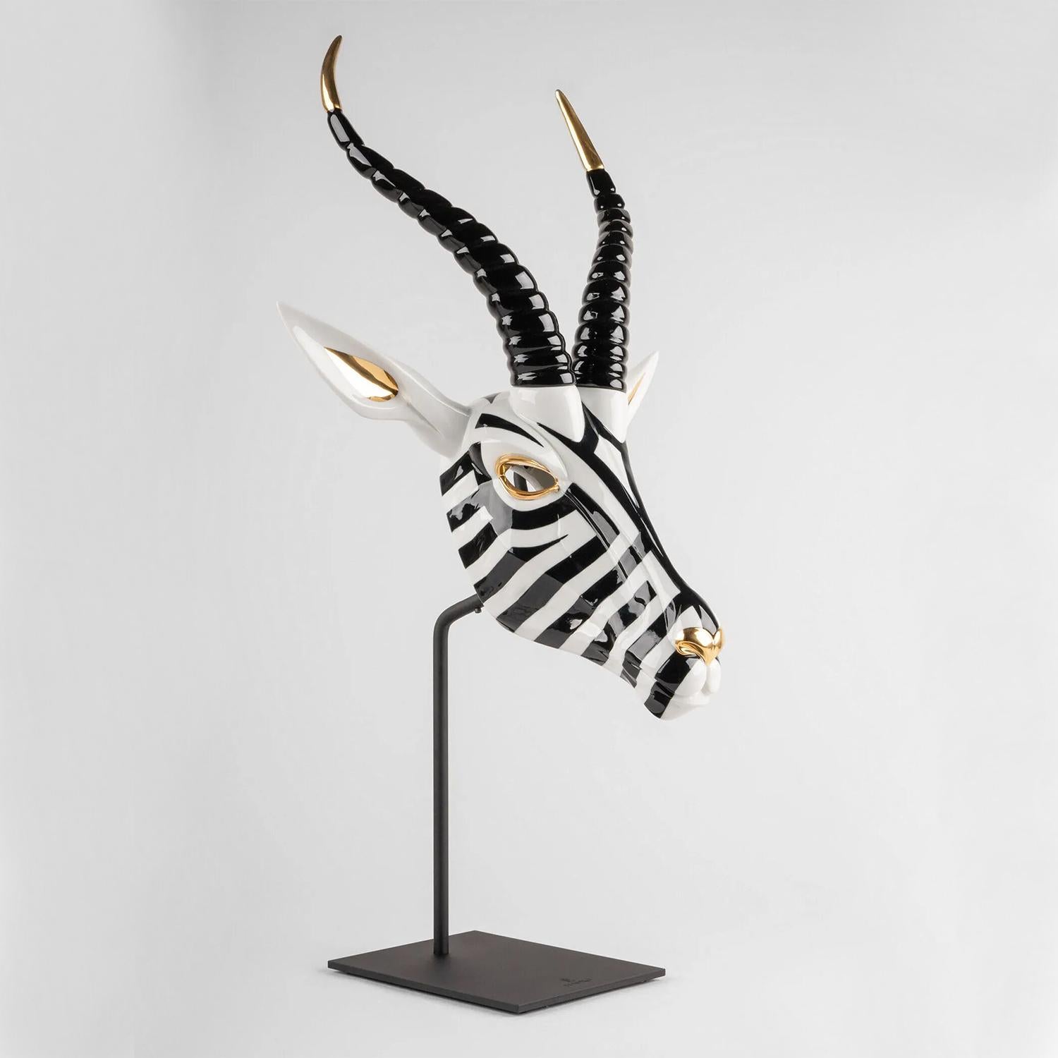 Sculpture Springbok Head with all structure in 
porcelain in black and white and shiny gold finish.
On metal base.