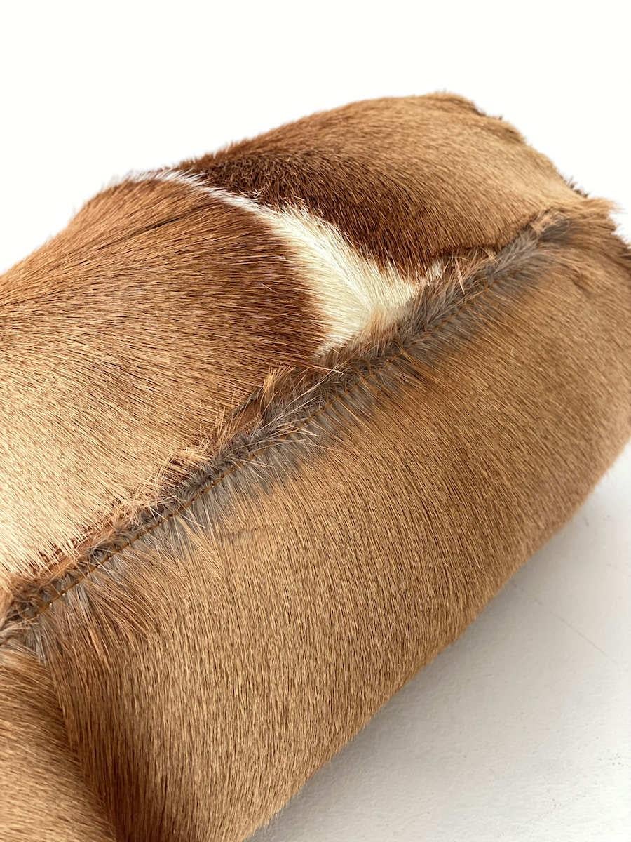 Springbok-Rollkissen – Hirschhaut (Handgefertigt) im Angebot