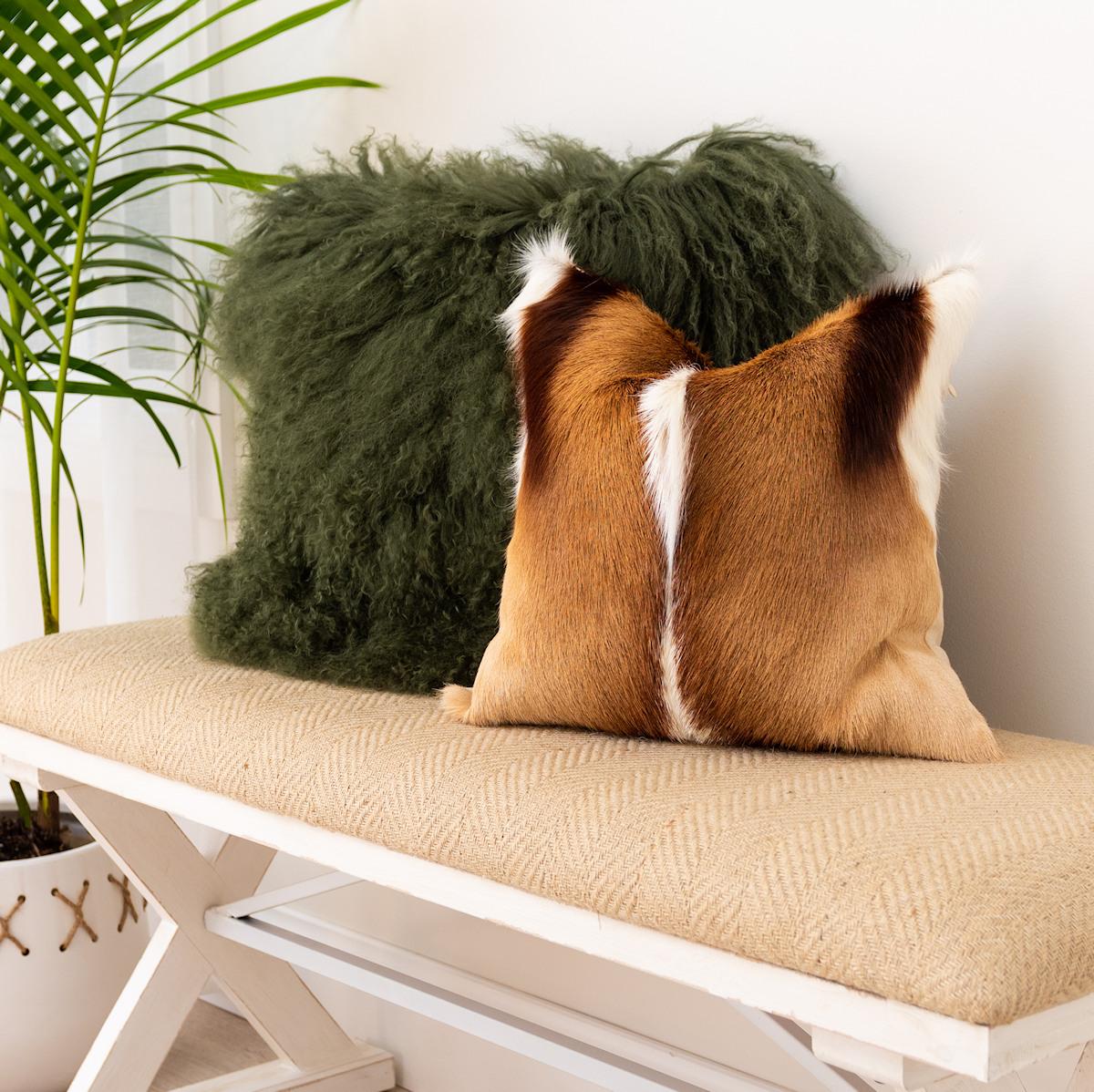 Aggiungi elementi eclettici al tuo spazio abitativo con questo cuscino Springbok naturale di 18 x 18 pollici. La designer australiana Emily Barbara seleziona personalmente ogni pelle di springbok africano, in modo che i suoi cuscini possano