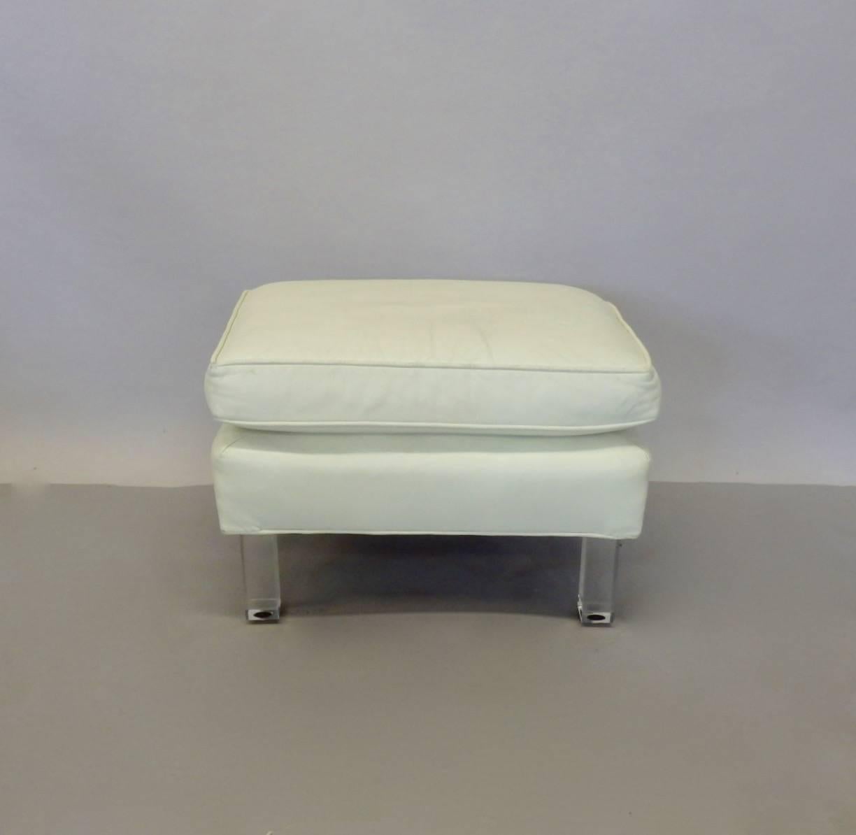 Springer Era 1970s Weißer Leder Ottoman auf Lucite Beinen (amerikanisch) im Angebot