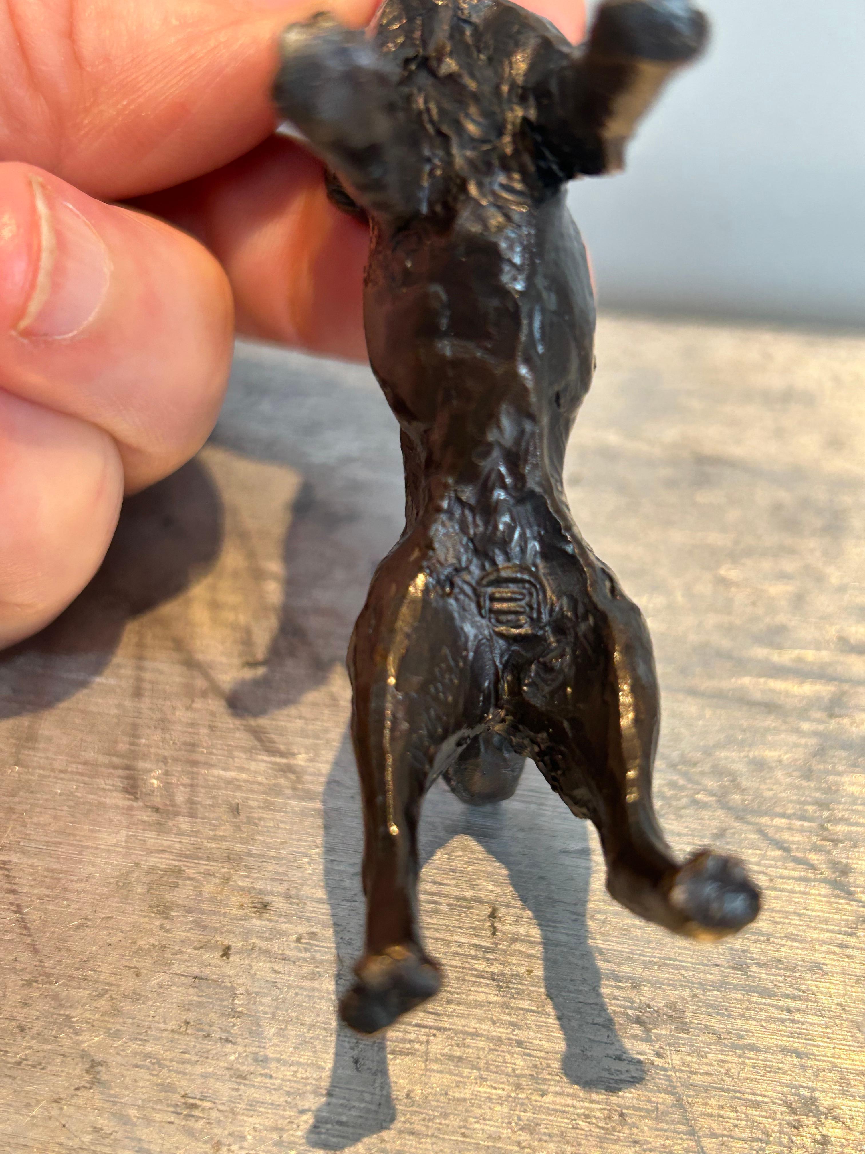 Questa piccola scultura in bronzo inglese in edizione limitata 238/250 raffigura uno springer spaniel, firmata dal famoso artista Michael Simpson. La squisita attenzione ai dettagli di questo pezzo cattura l'essenza dell'amata razza canina.