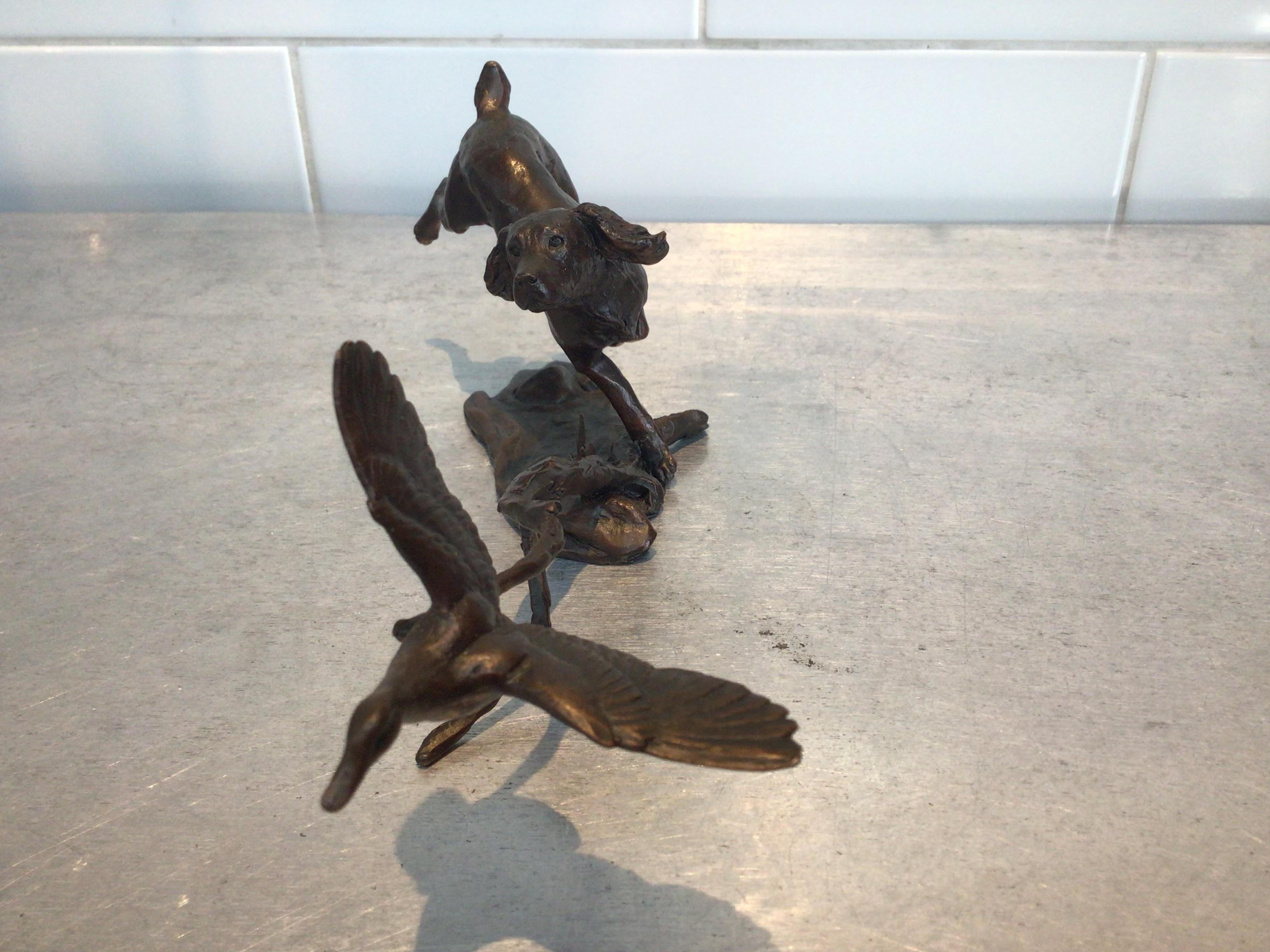 Bronzo Springer Spaniel e anatra Michael Simpson Scultura in bronzo firmata in edizione limitata in vendita