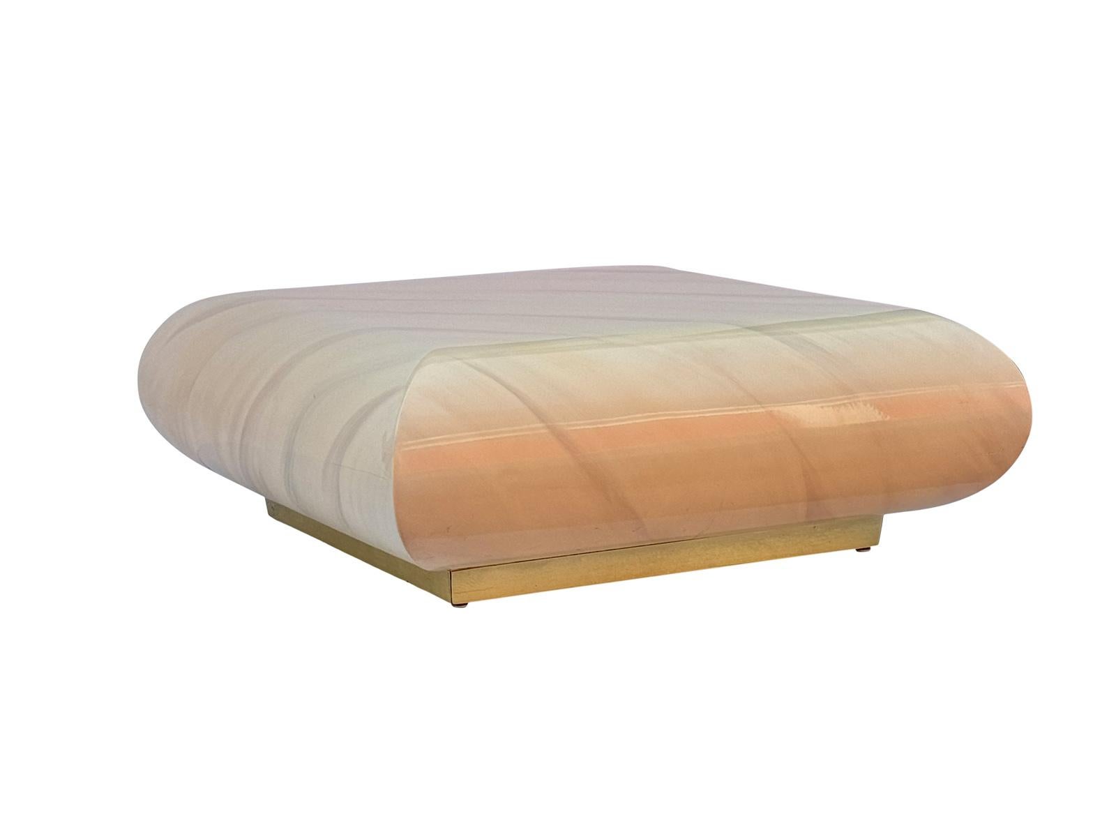 Superbe table basse dans le style de Karl Springer avec une finition laquée en fausse peau de chèvre et un socle en laiton. N'hésitez pas à nous contacter si vous avez des questions.