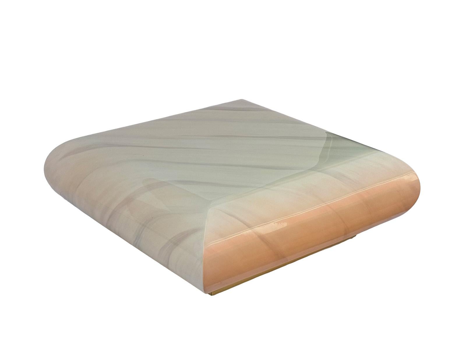 Postmoderne Table basse flottante en fausse peau de chèvre, style Springer Base en laiton en vente
