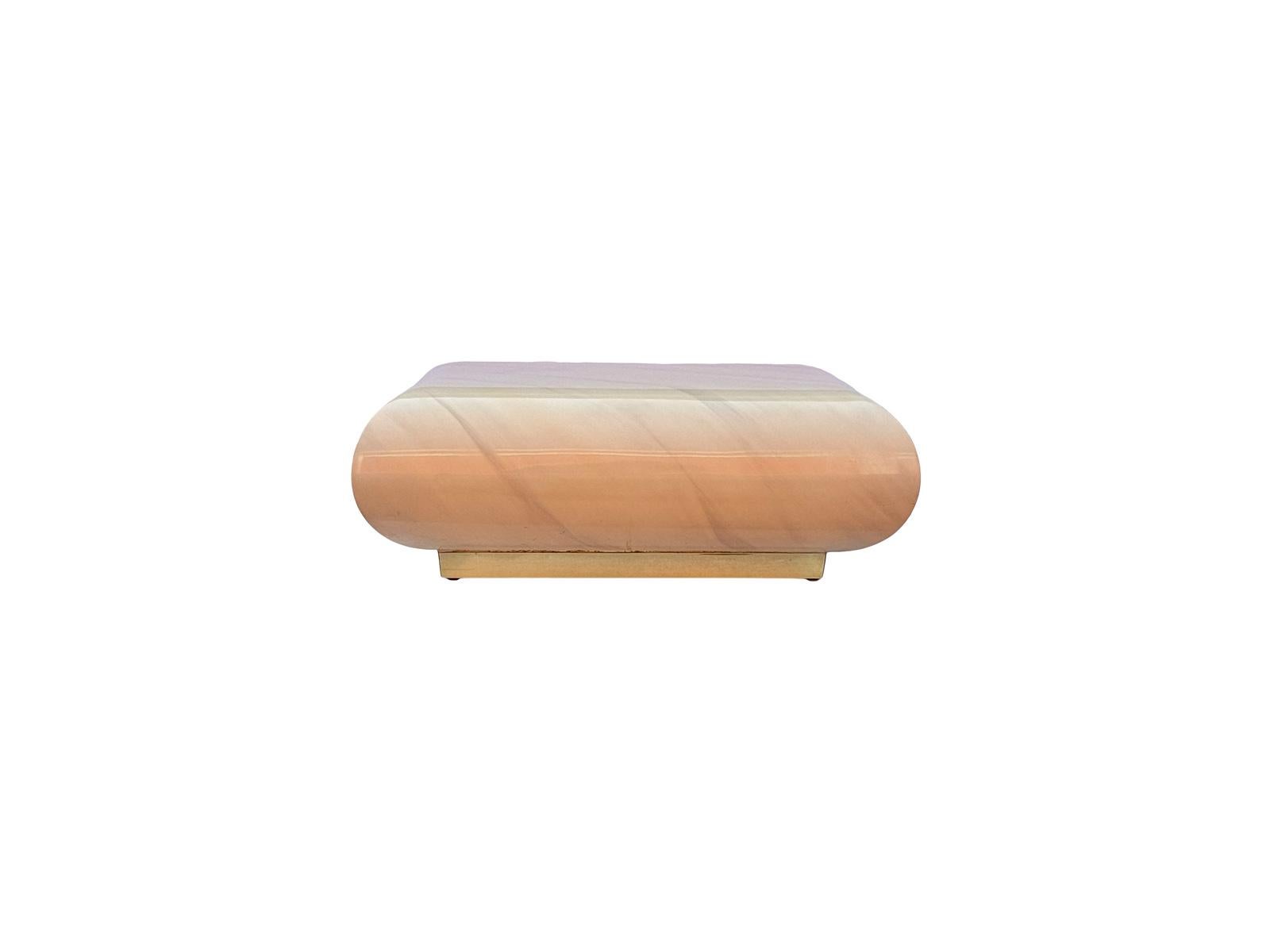 Américain Table basse flottante en fausse peau de chèvre, style Springer Base en laiton en vente