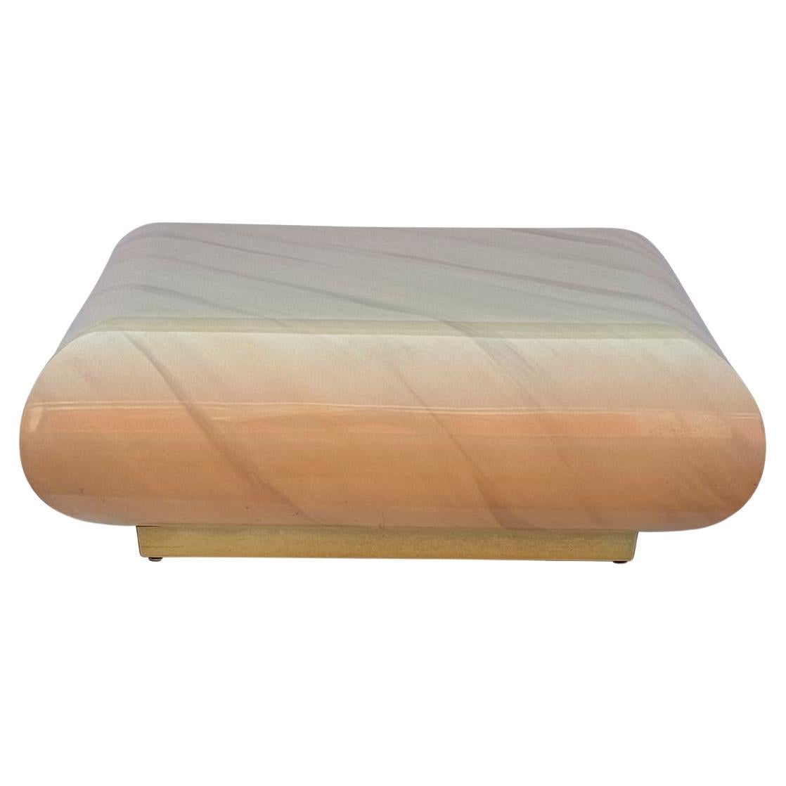 Table basse flottante en fausse peau de chèvre, style Springer Base en laiton en vente