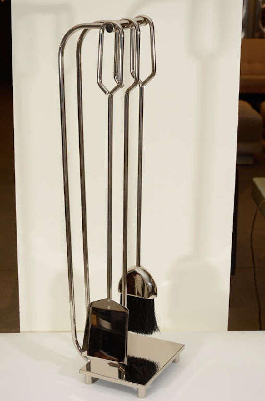 Modernista  set di utensili per caminetto con manico aperto e supporto in nichel lucido.