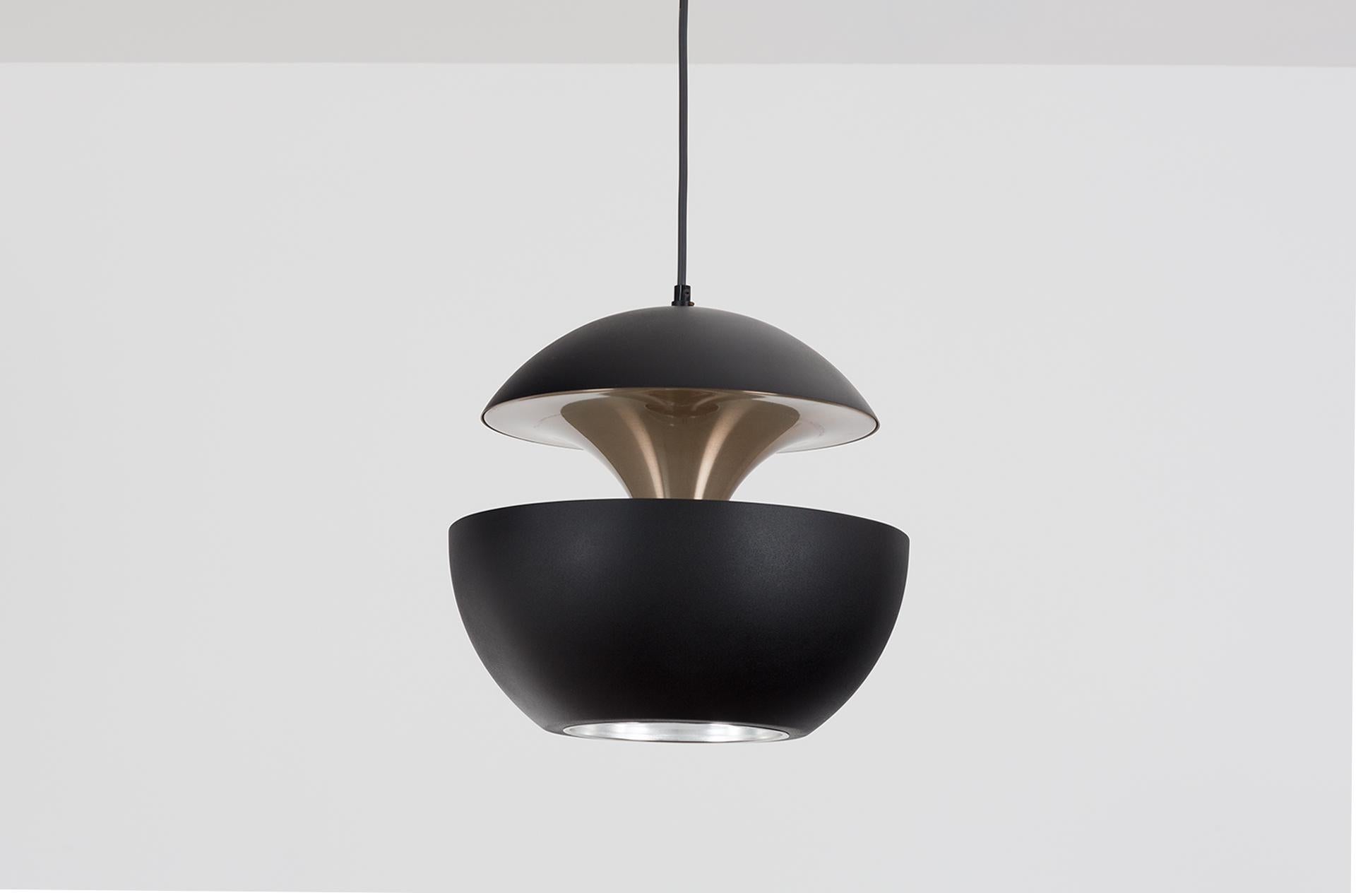 The French architect Bertrand Balas designed the Springfontein (also known as Fountain or Fontaine Jaillissante) for RAAK in the early 1970s.
 
RAAK manufactured two sizes: one has a diameter of 18 cm and the other 35 cm. This pendant is the