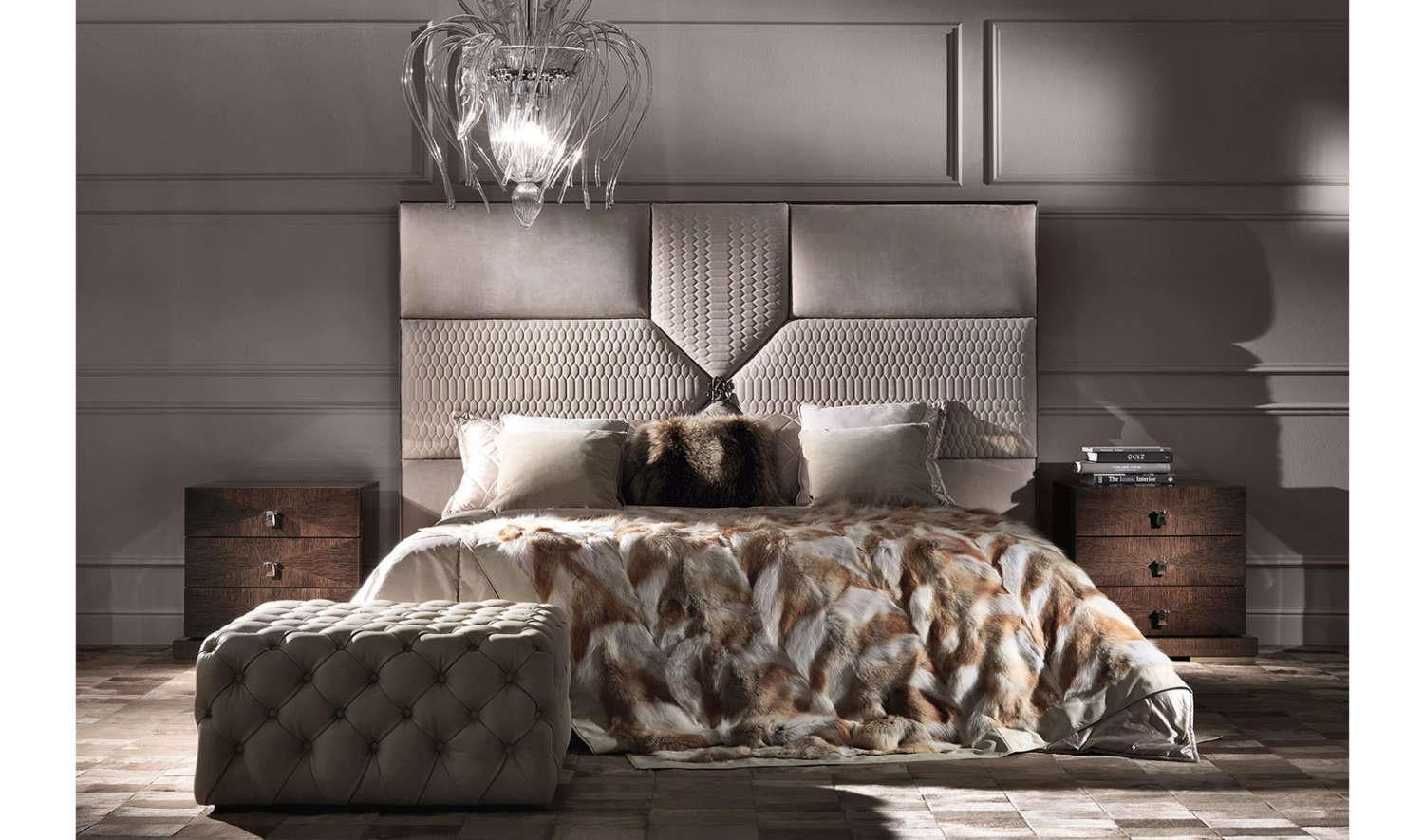 With its refined manufacturing and its scenographic headboard, the impressive Springs Bed is the absolute protagonist of refined settings with a glam charm.
Springs Bed (for mattress 180 x 200) with structure in beech wood and foam. Headboard in