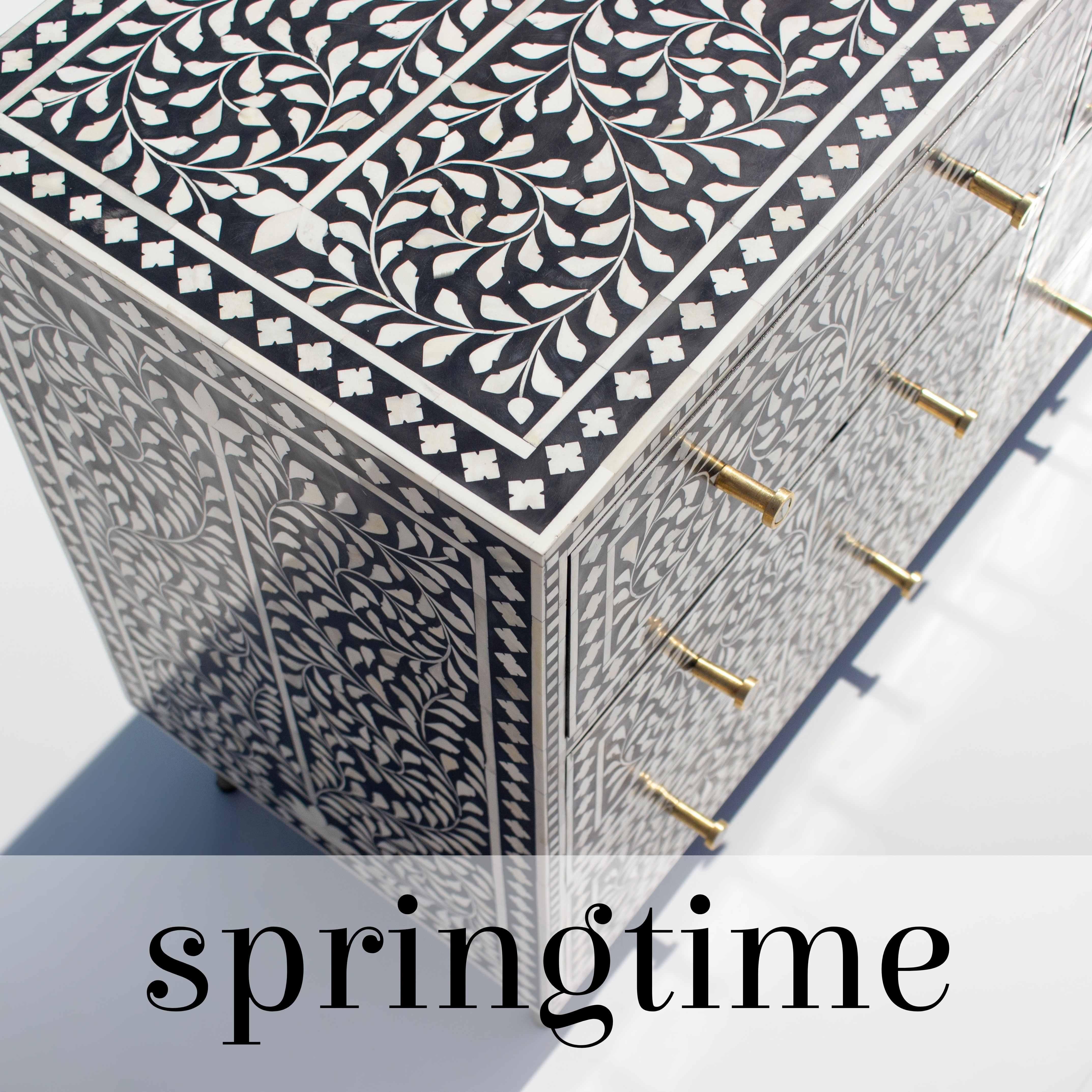 Il comò Springtime Floral Bone Inlay, dove l'eleganza incontra l'artigianato per celebrare la bellezza della primavera. Realizzato a mano con cura meticolosa, questo comò presenta uno squisito motivo a intarsio in osso realizzato con piccoli pezzi
