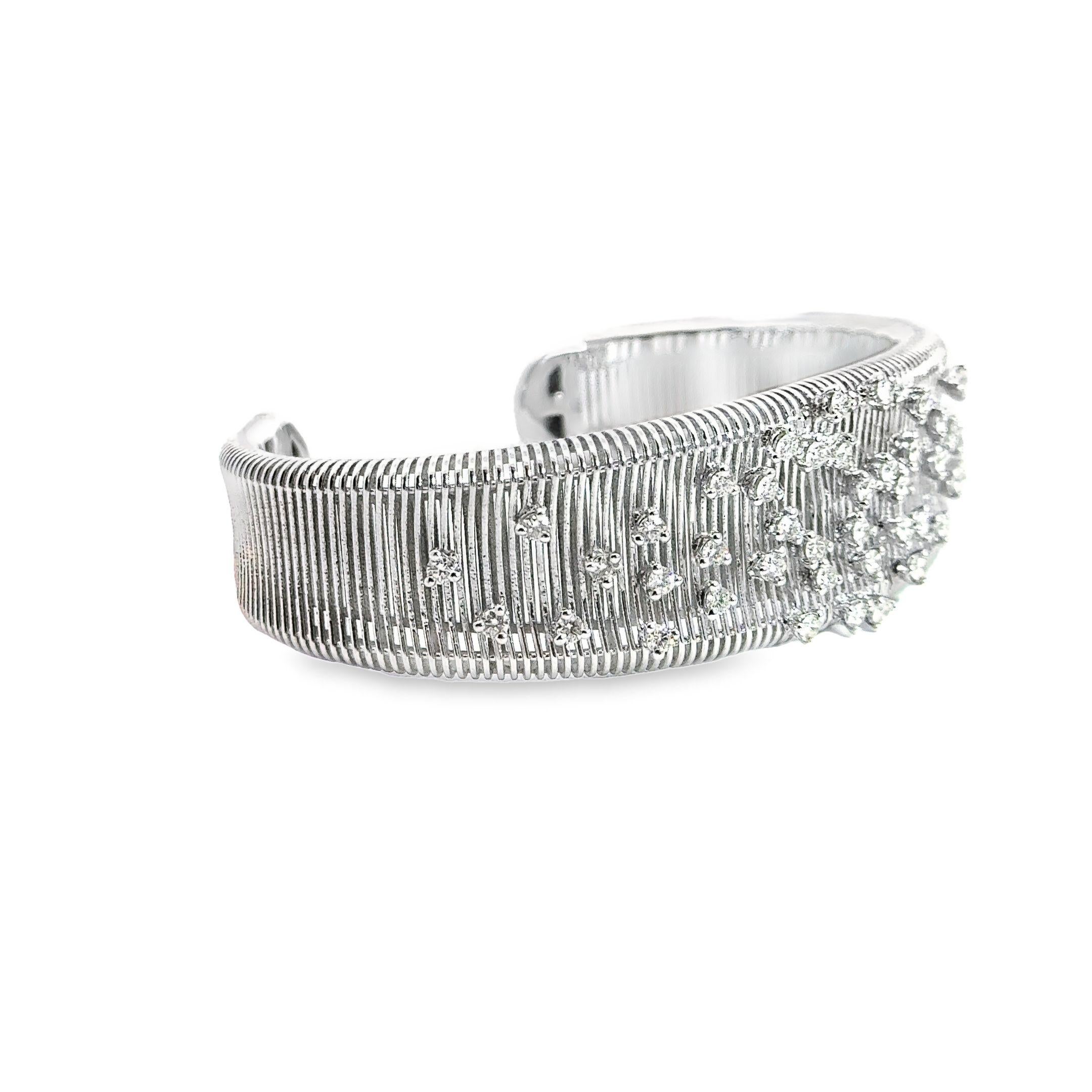 Ce bracelet manchette en or blanc 18 carats est une véritable œuvre d'art. Le maître artisan qui l'a fabriqué a enchâssé 1,60 carats de diamants étincelants, presque incolores, à l'intérieur de son motif géométrique en treillis, conçu de manière
