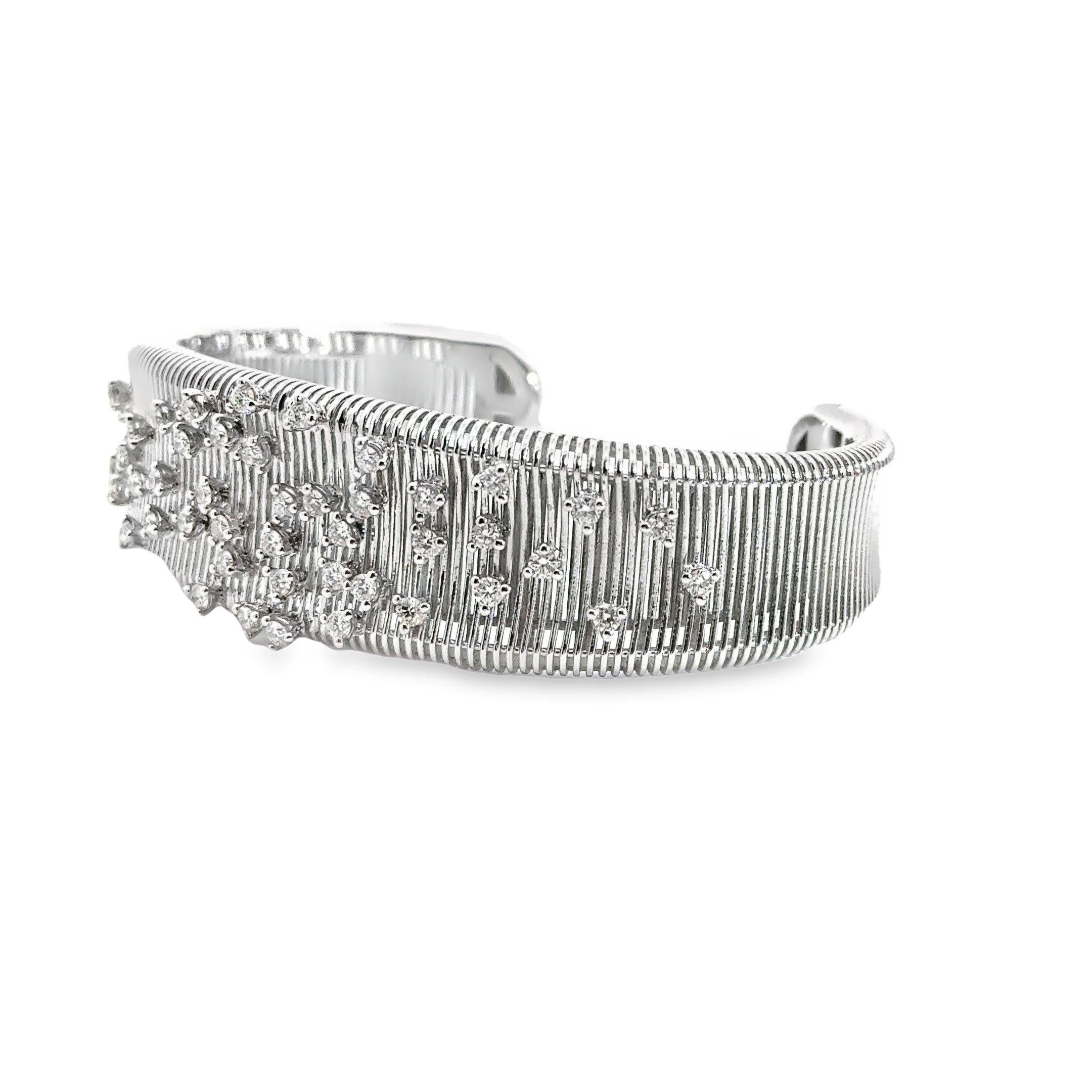 Contemporain Bracelet manchette en or blanc 18 carats et diamants froissés en vente