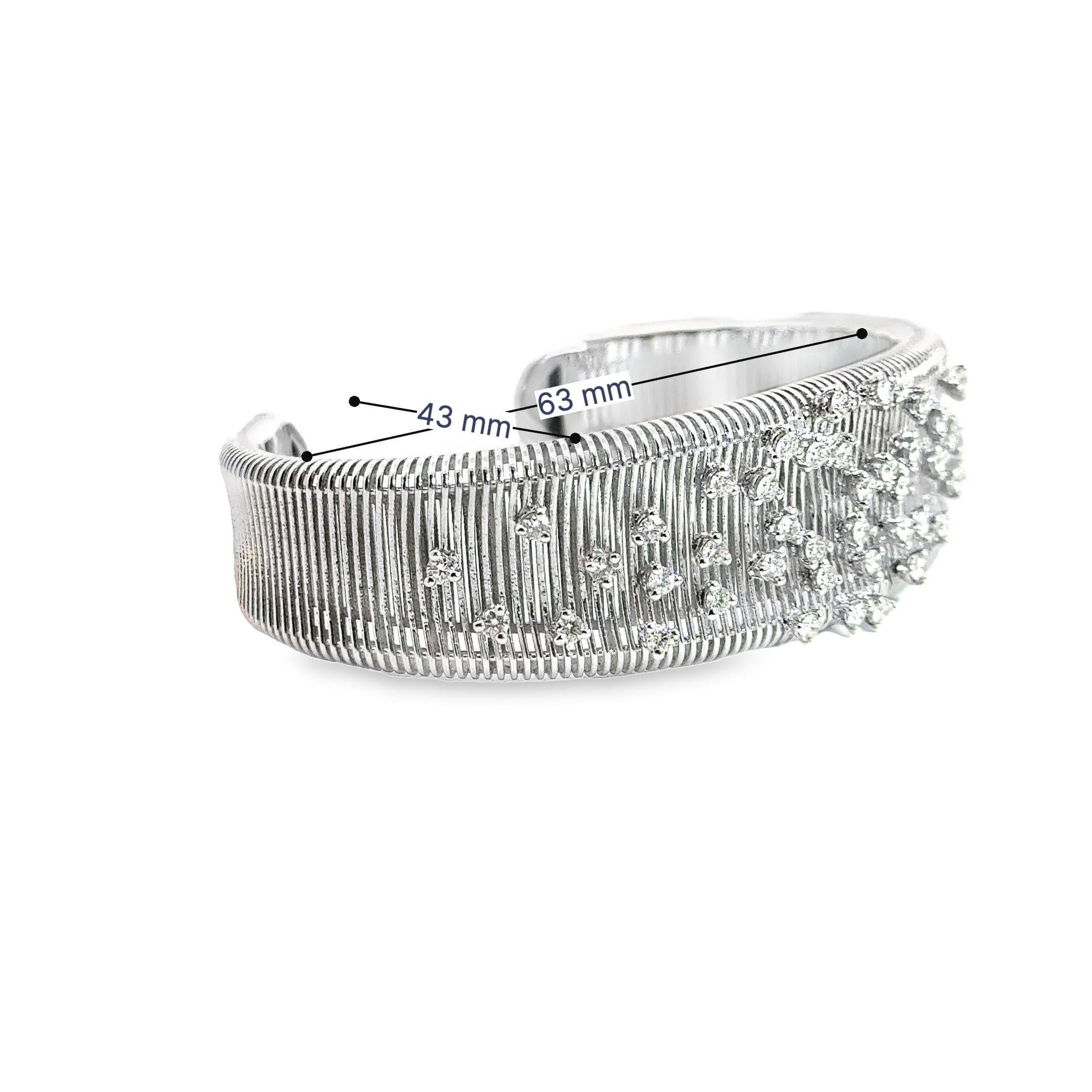 Taille ronde Bracelet manchette en or blanc 18 carats et diamants froissés en vente