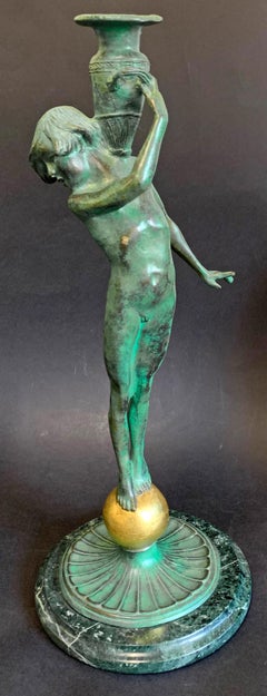 "Duendecillos con ánforas", Raro par de candeleros Art Decó de bronce con desnudos