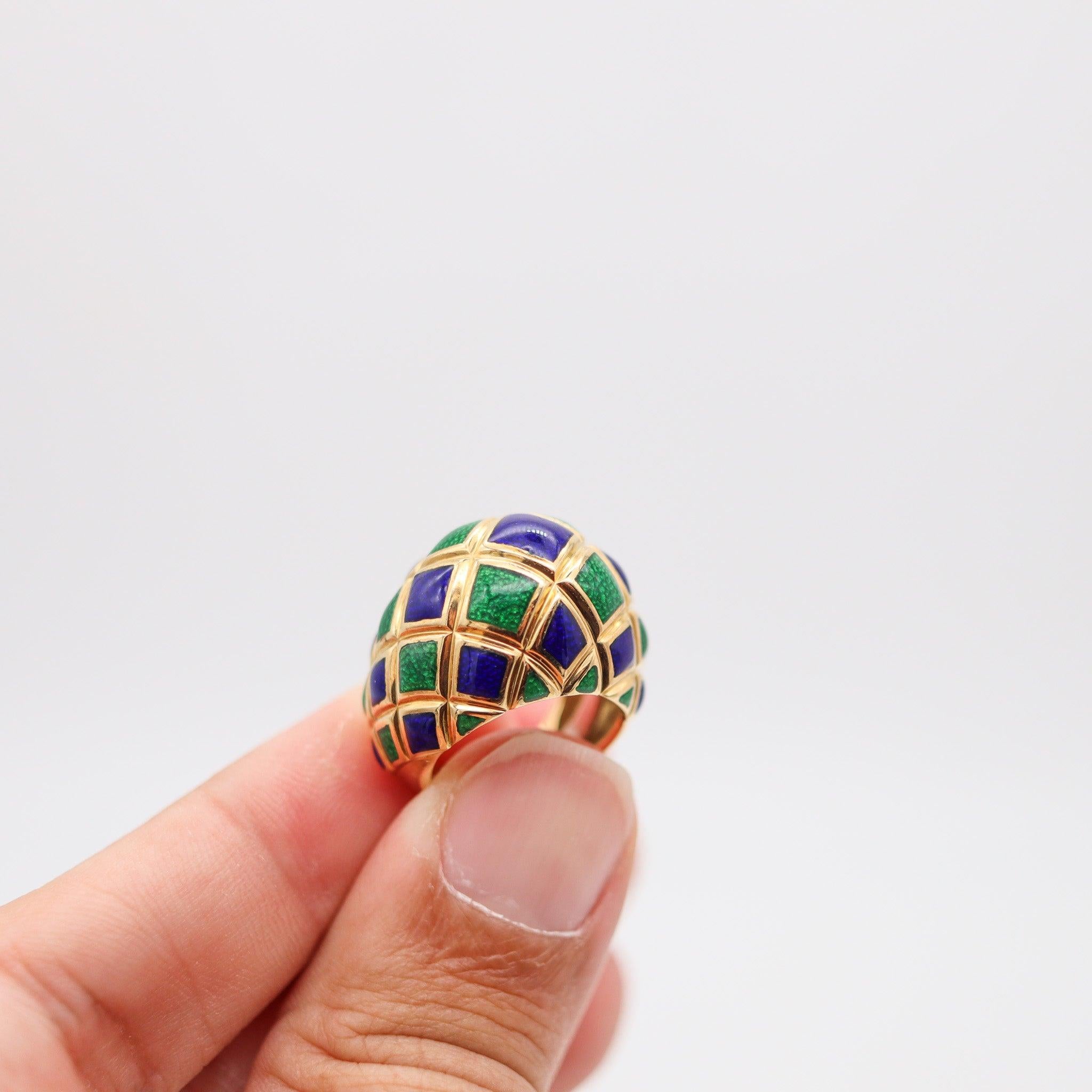 Une bague émaillée conçue pour Spritzer & Fuhrmann.

Il s'agit d'une étonnante bague de cocktail colorée créée pour les bijoutiers et détaillants de Spritzer & Fuhrmann, à la fin des années 1960. La bague a été fabriquée de main de maître en or